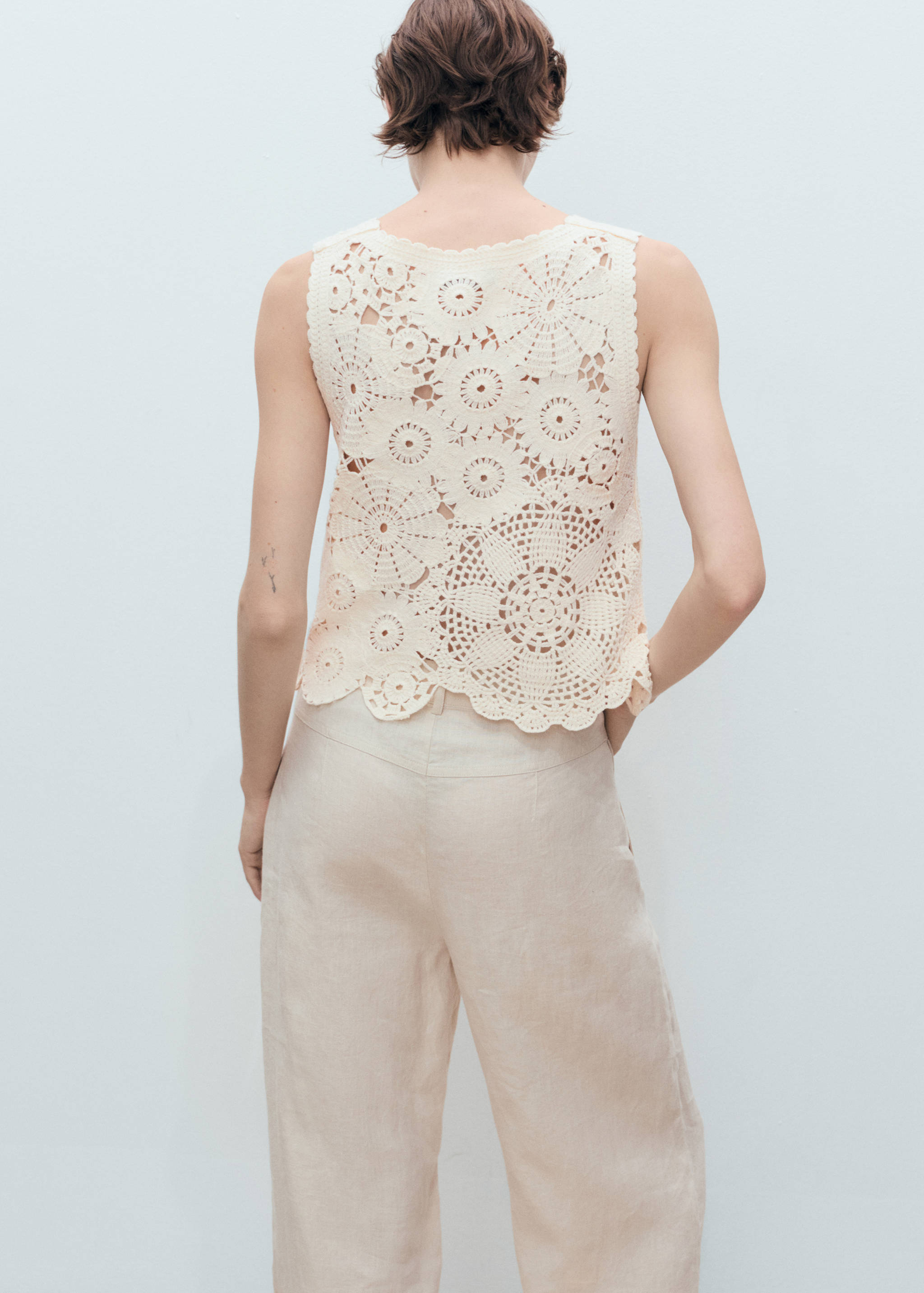 Crochet top with flowers - Reverse of the article