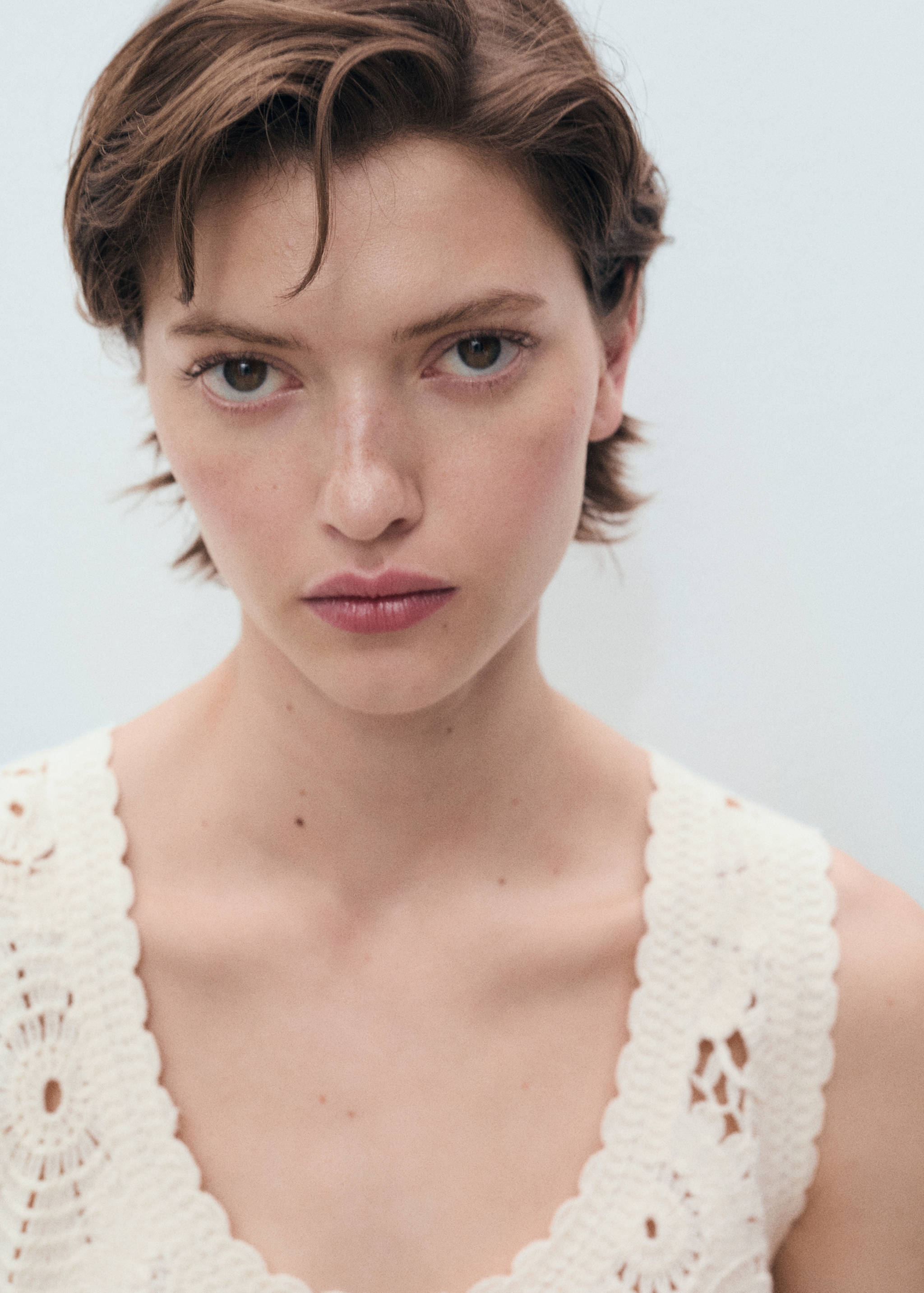 Crochet top with flowers - Details of the article 1