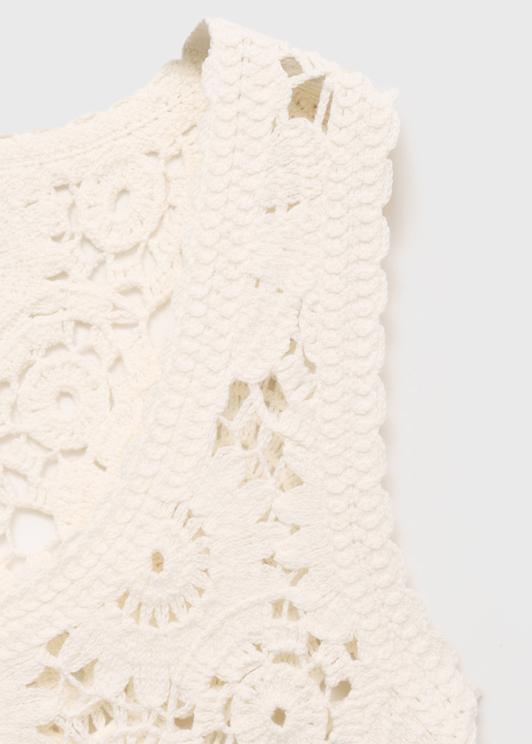 Crochet top with flowers - Details of the article 8