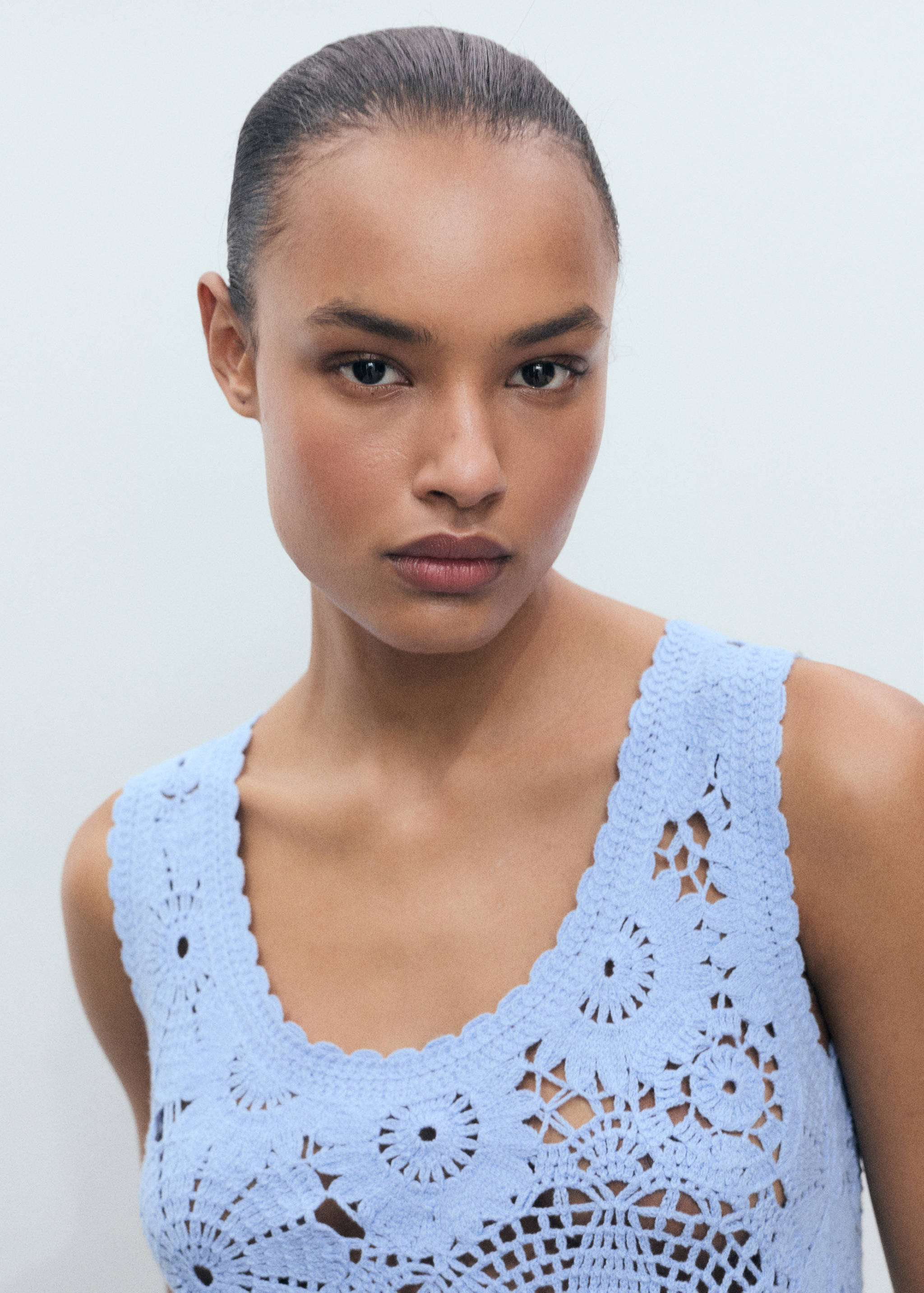 Crochet top with flowers - Details of the article 1