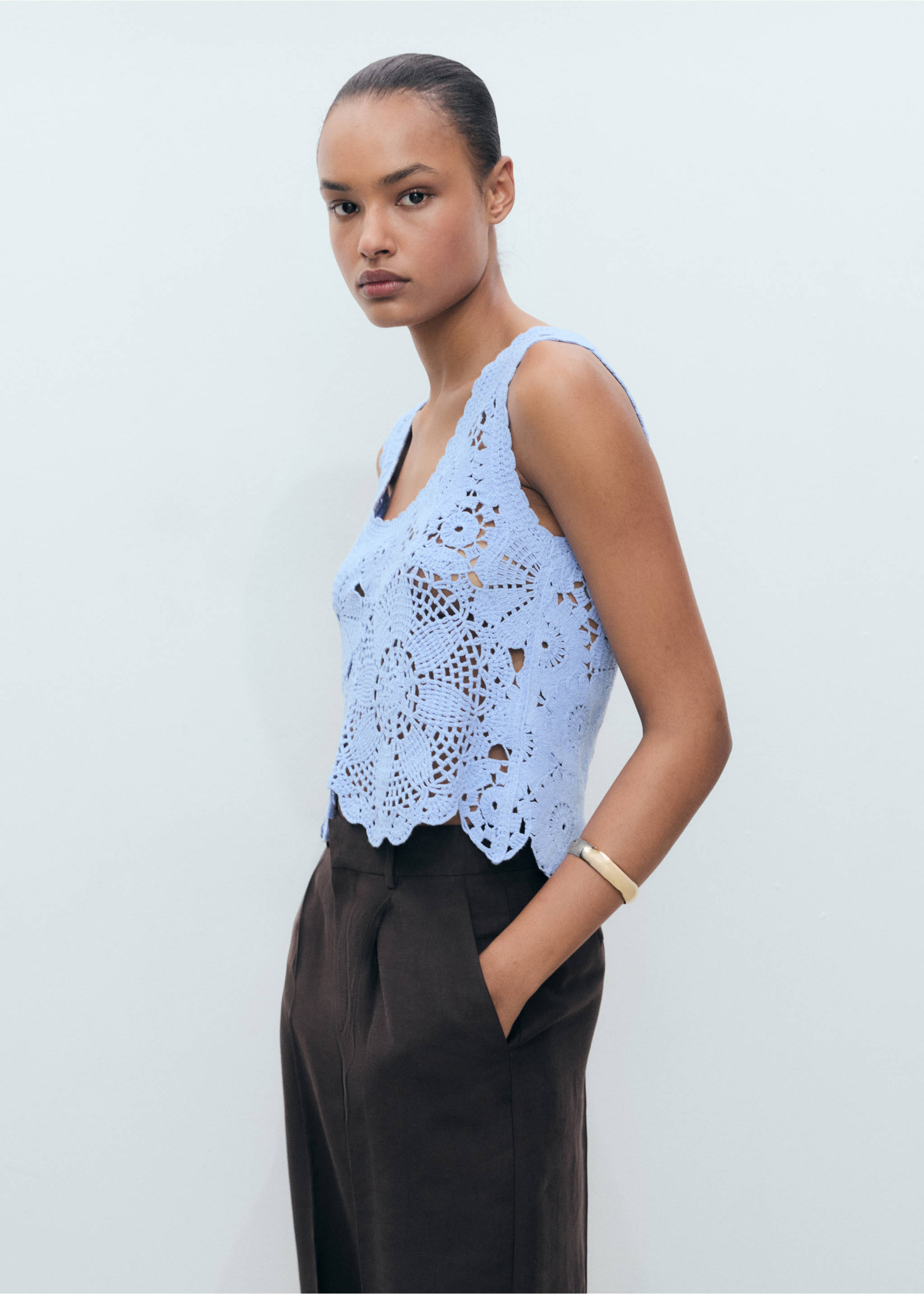 Crochet top with flowers - Details of the article 2, Sky Blue. Ref: 17061135-00.