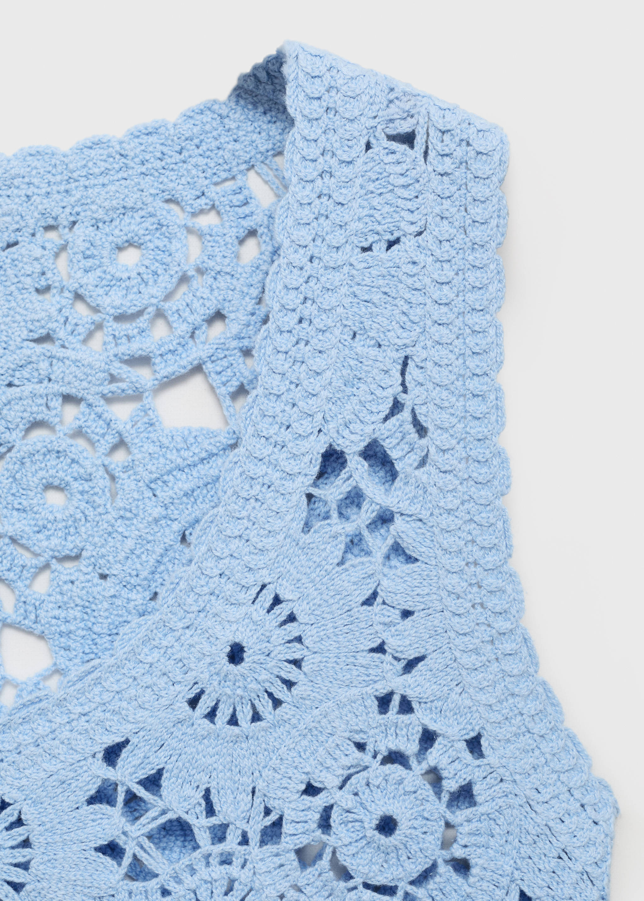 Crochet top with flowers - Details of the article 8