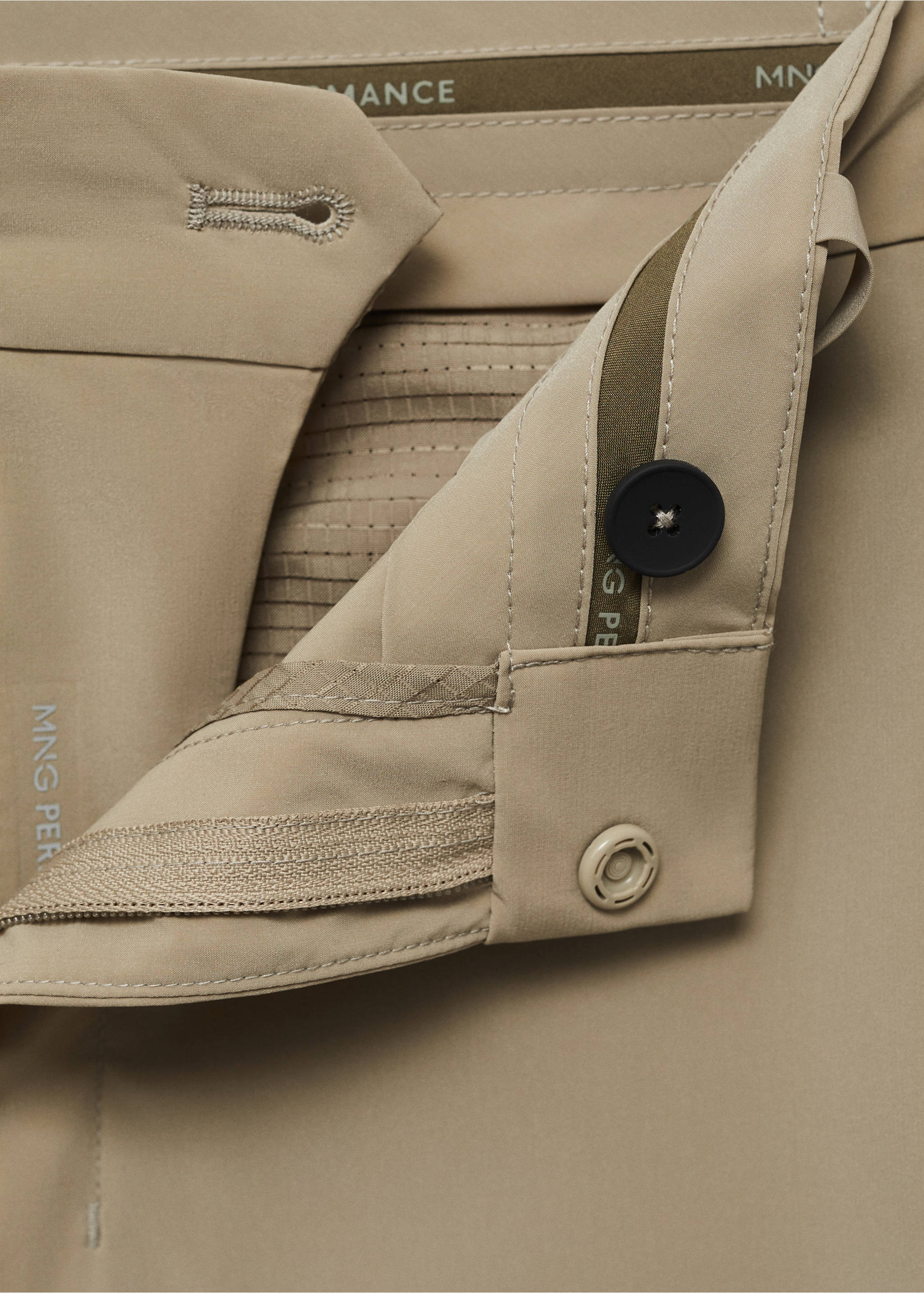 Pantalón slim fit water-repellent - Detalle del artículo 8, Khaki. Ref: 17061137-00.