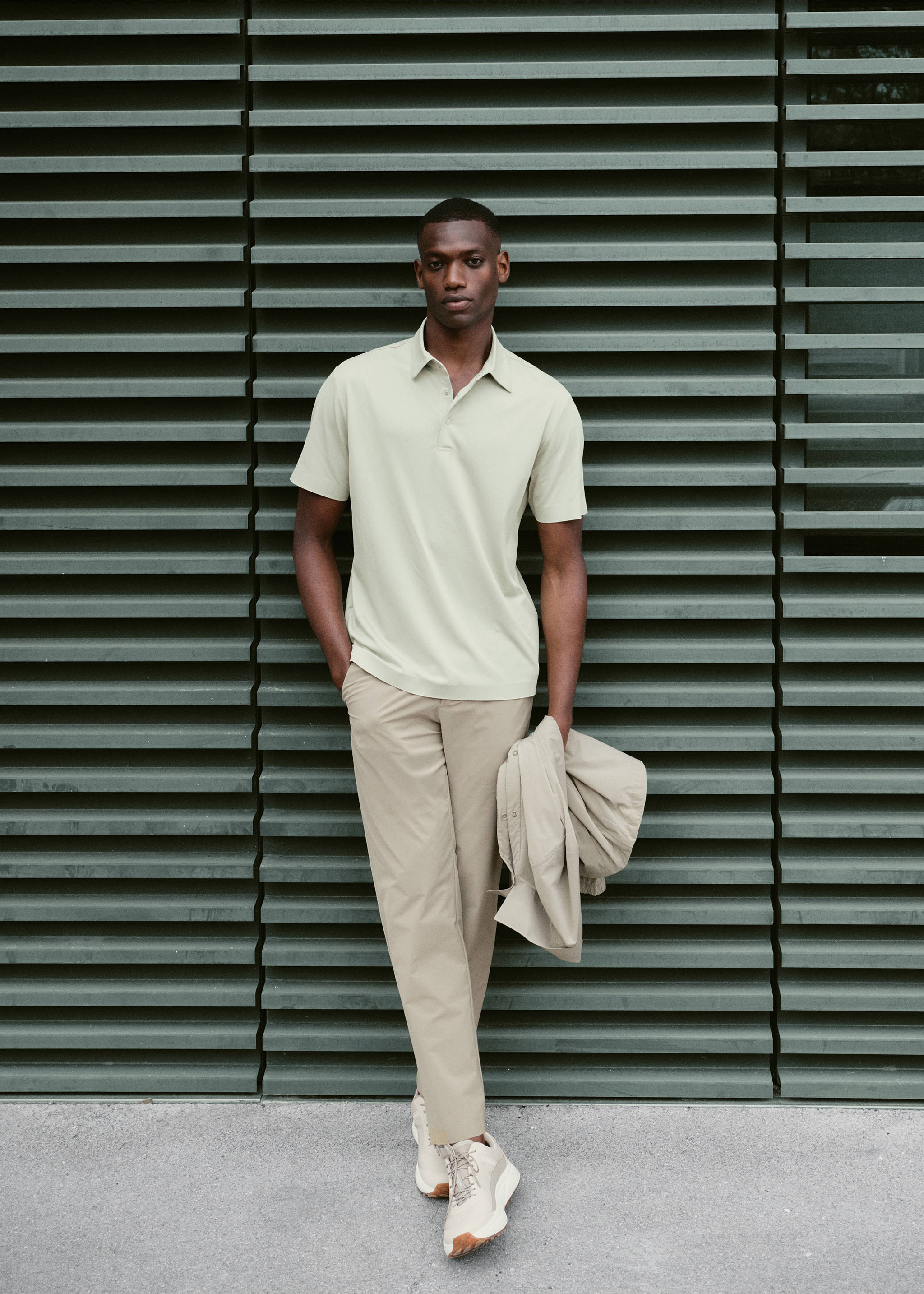 Pantalón slim fit water-repellent - Detalle del artículo 5, Khaki. Ref: 17061137-00.