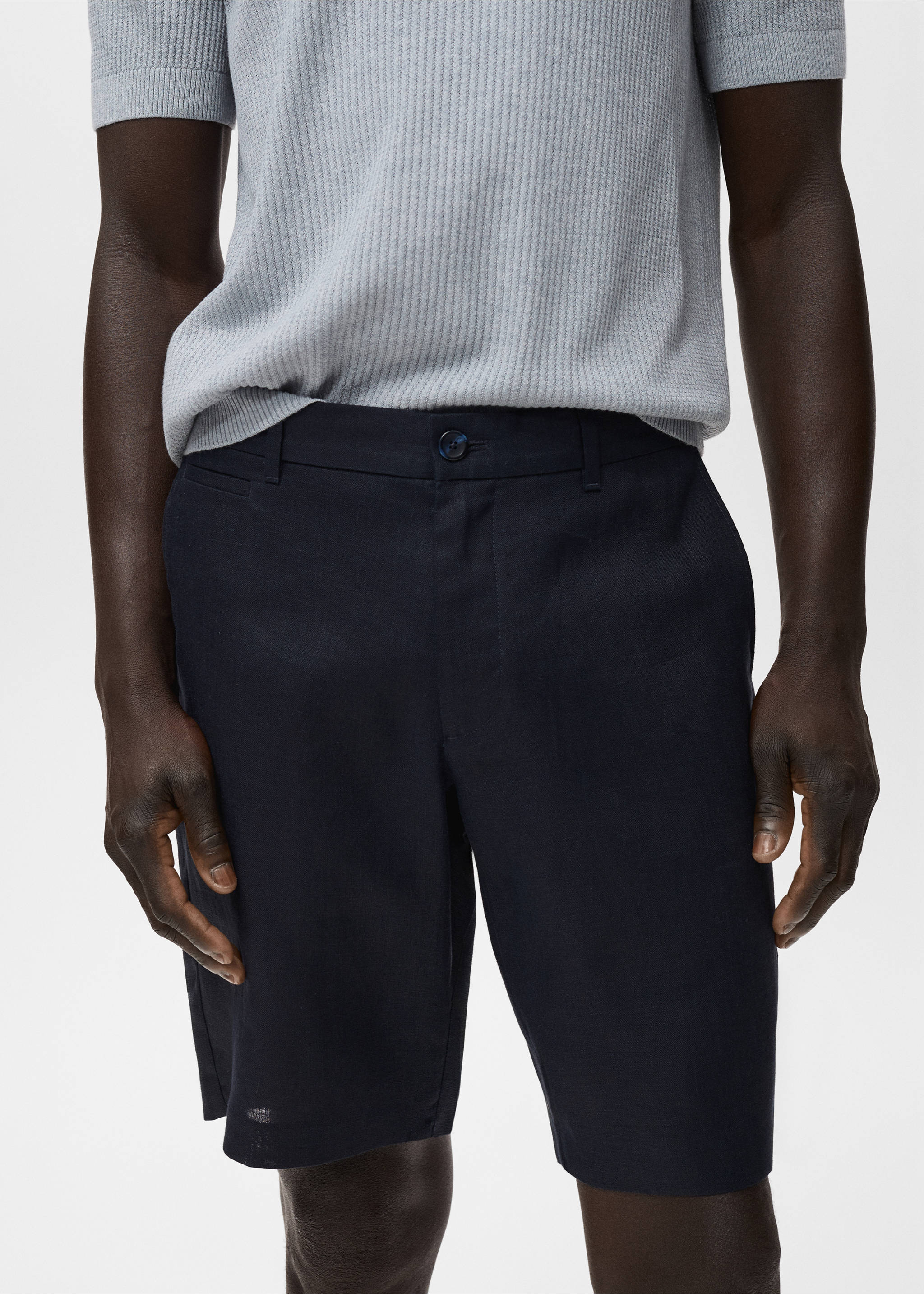 Slim-Fit-Bermudashorts aus 100 % Leinen - Detail des Artikels 1, Dunkles Marineblau. Ref: 17061142-00.