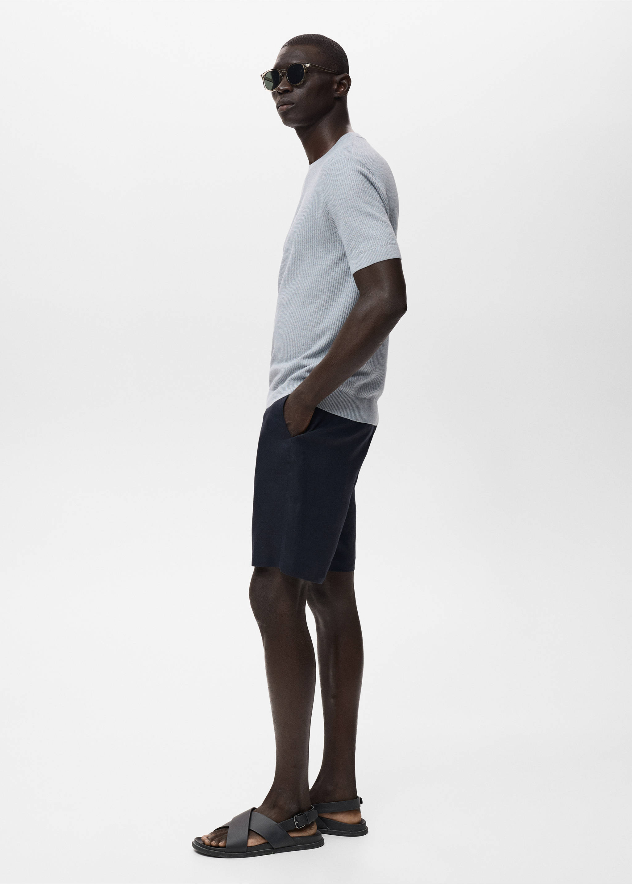 Slim-Fit-Bermudashorts aus 100 % Leinen - Detail des Artikels 2, Dunkles Marineblau. Ref: 17061142-00.