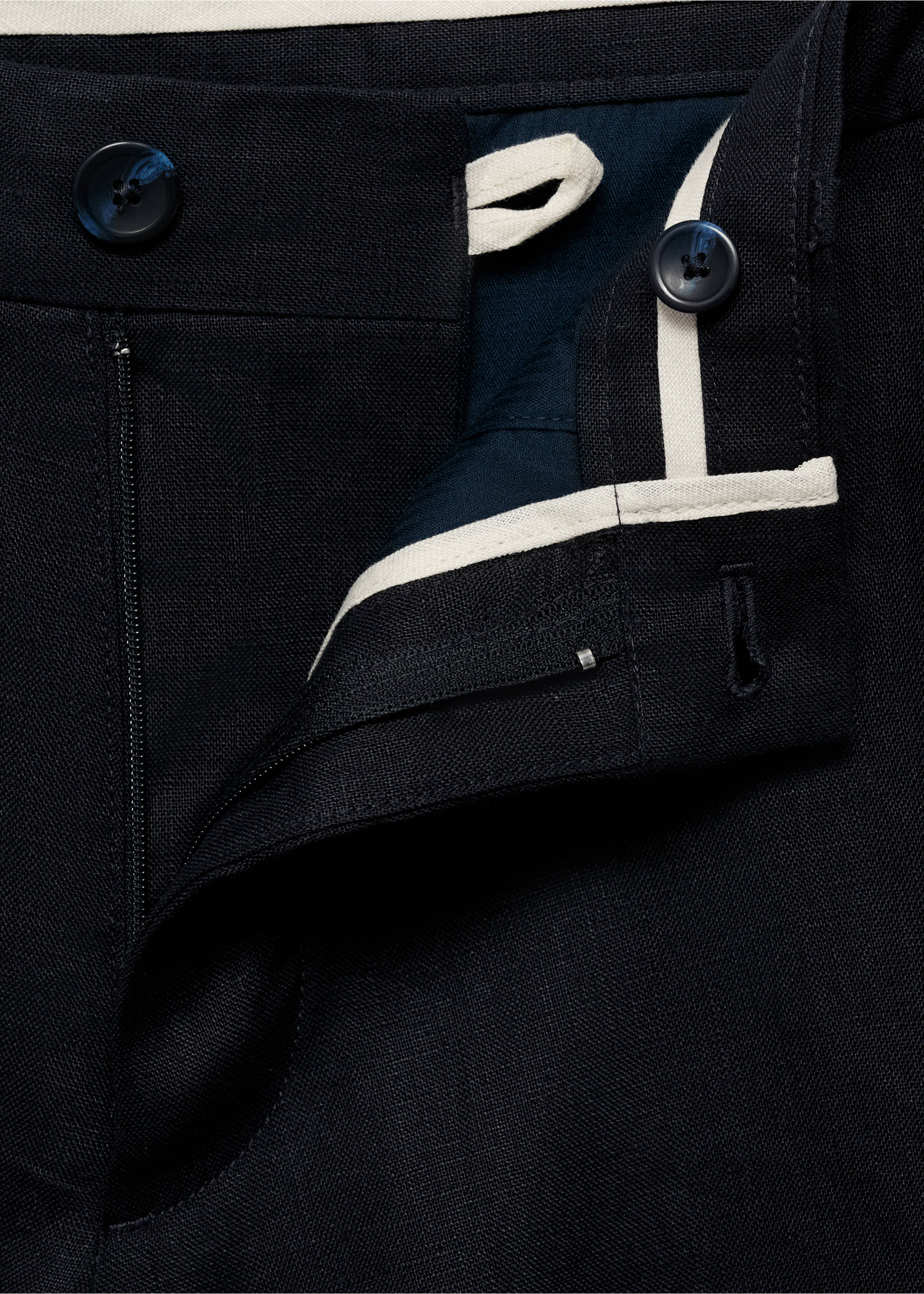 Slim-Fit-Bermudashorts aus 100 % Leinen - Detail des Artikels 8, Dunkles Marineblau. Ref: 17061142-00.