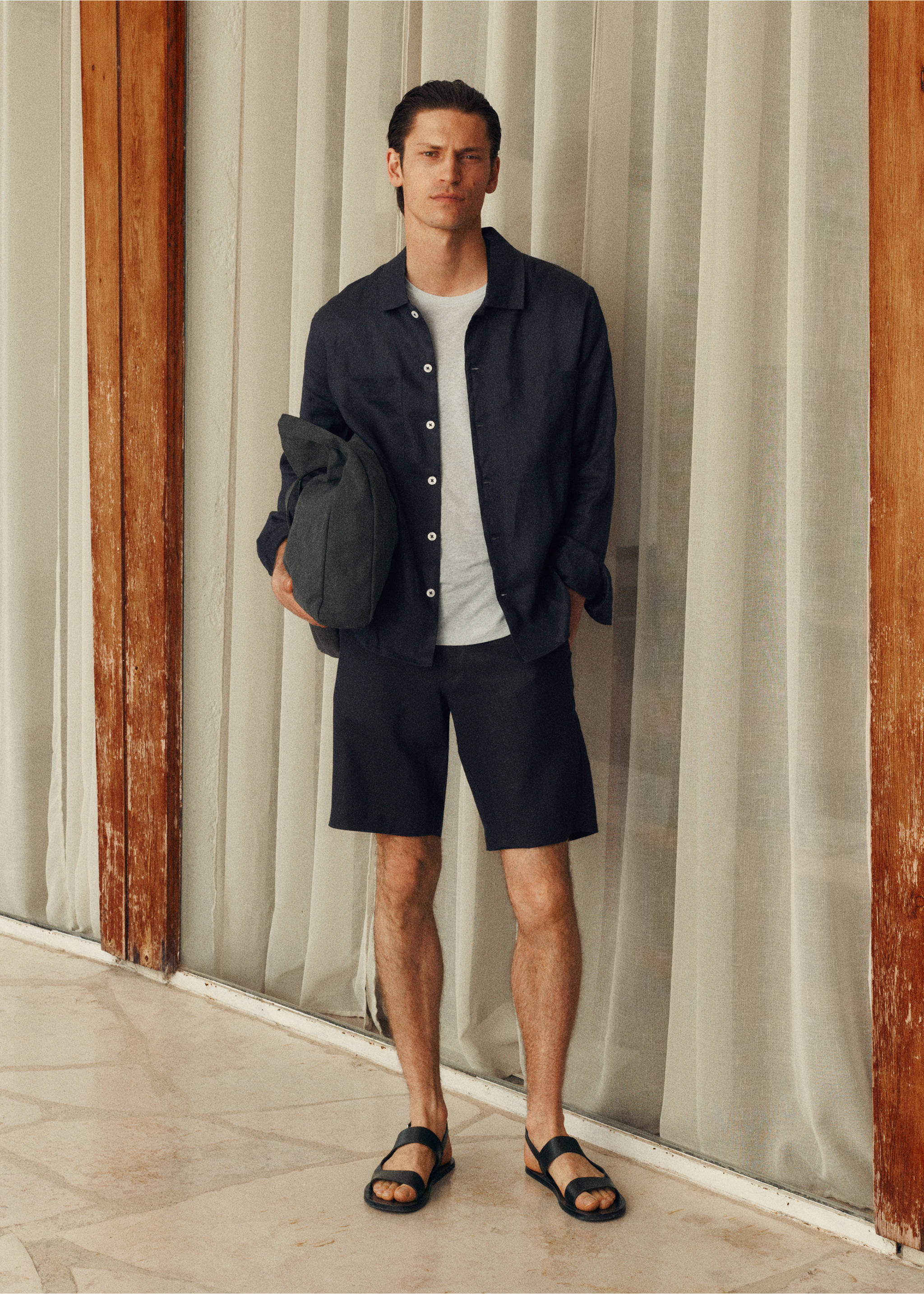 Slim-Fit-Bermudashorts aus 100 % Leinen - Detail des Artikels 5, Dunkles Marineblau. Ref: 17061142-00.