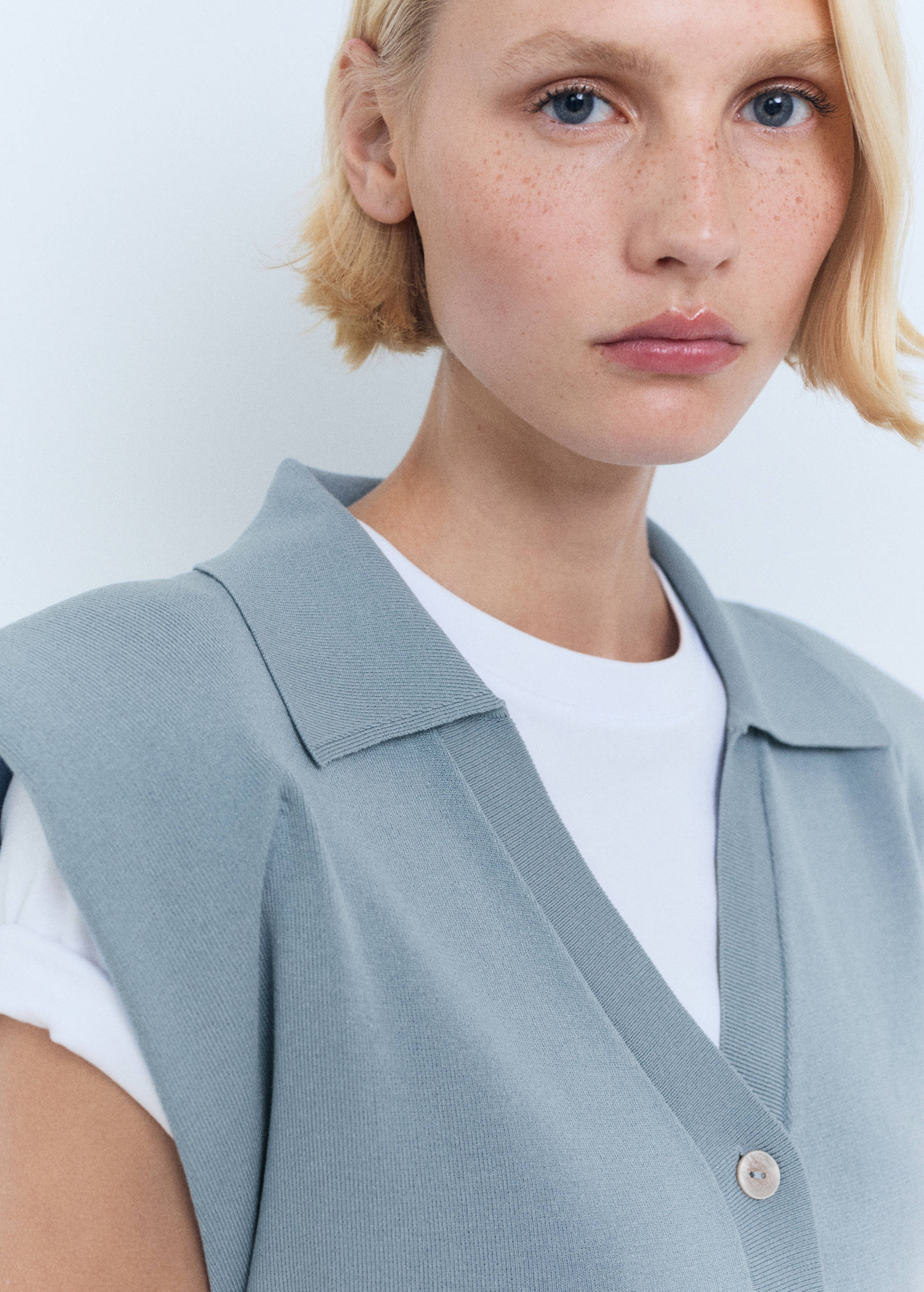 Fine-knit shoulder-padded waistcoat - Details of the article 1