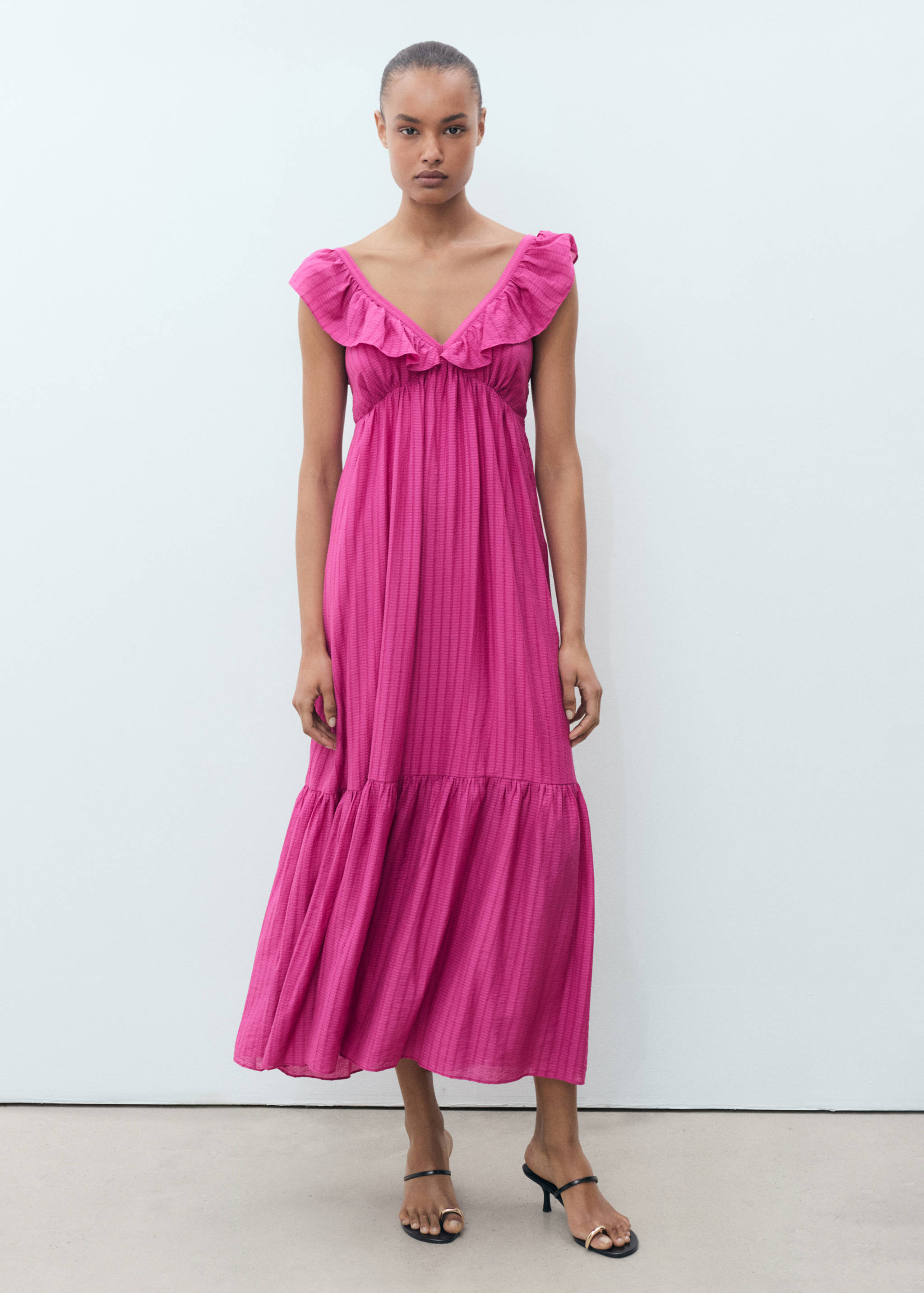 Vestido largo escote volante - Plano general
