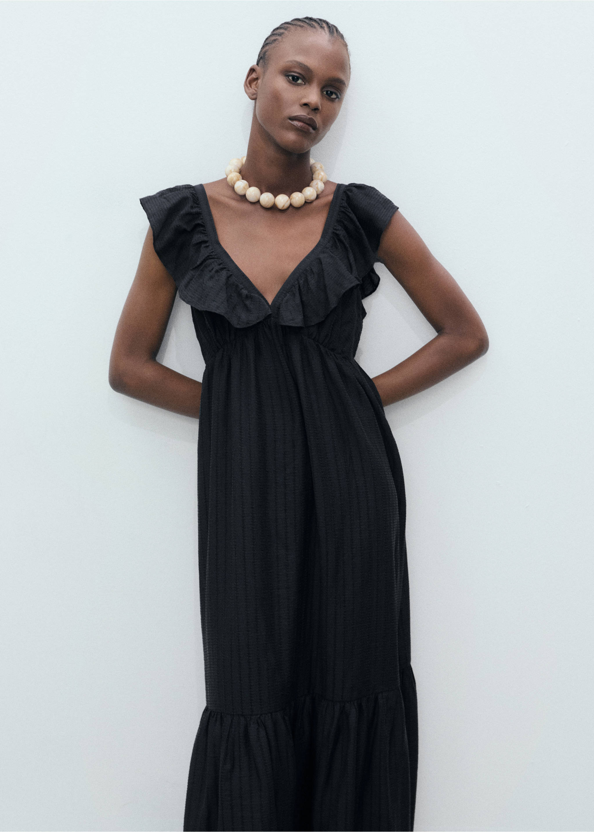 Vestido largo escote volante - Plano medio, Negro. Ref: 17061154-00.