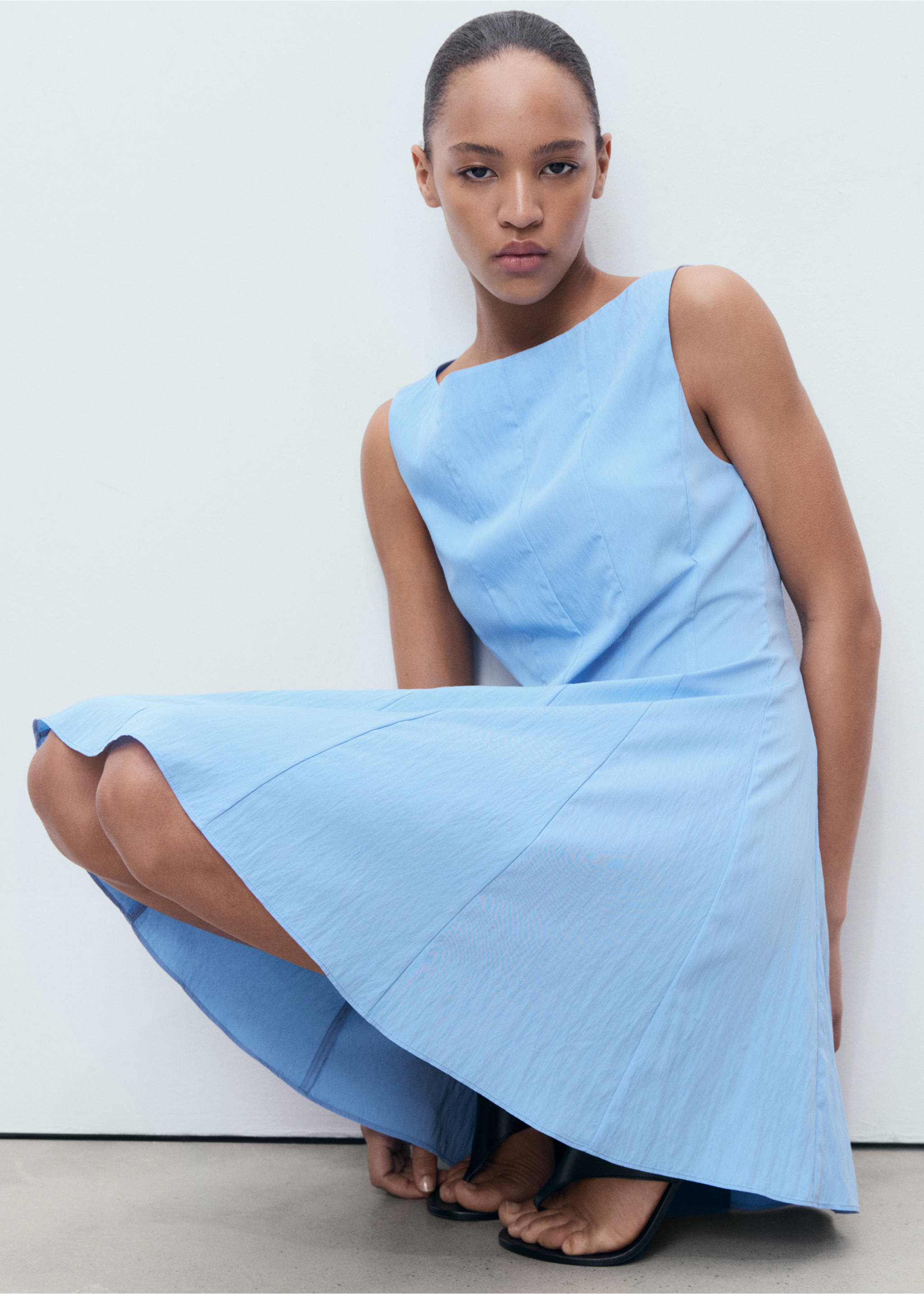 Boat-neck dress with pleats - Details of the article 2, Blue. Ref: 17061169-00.