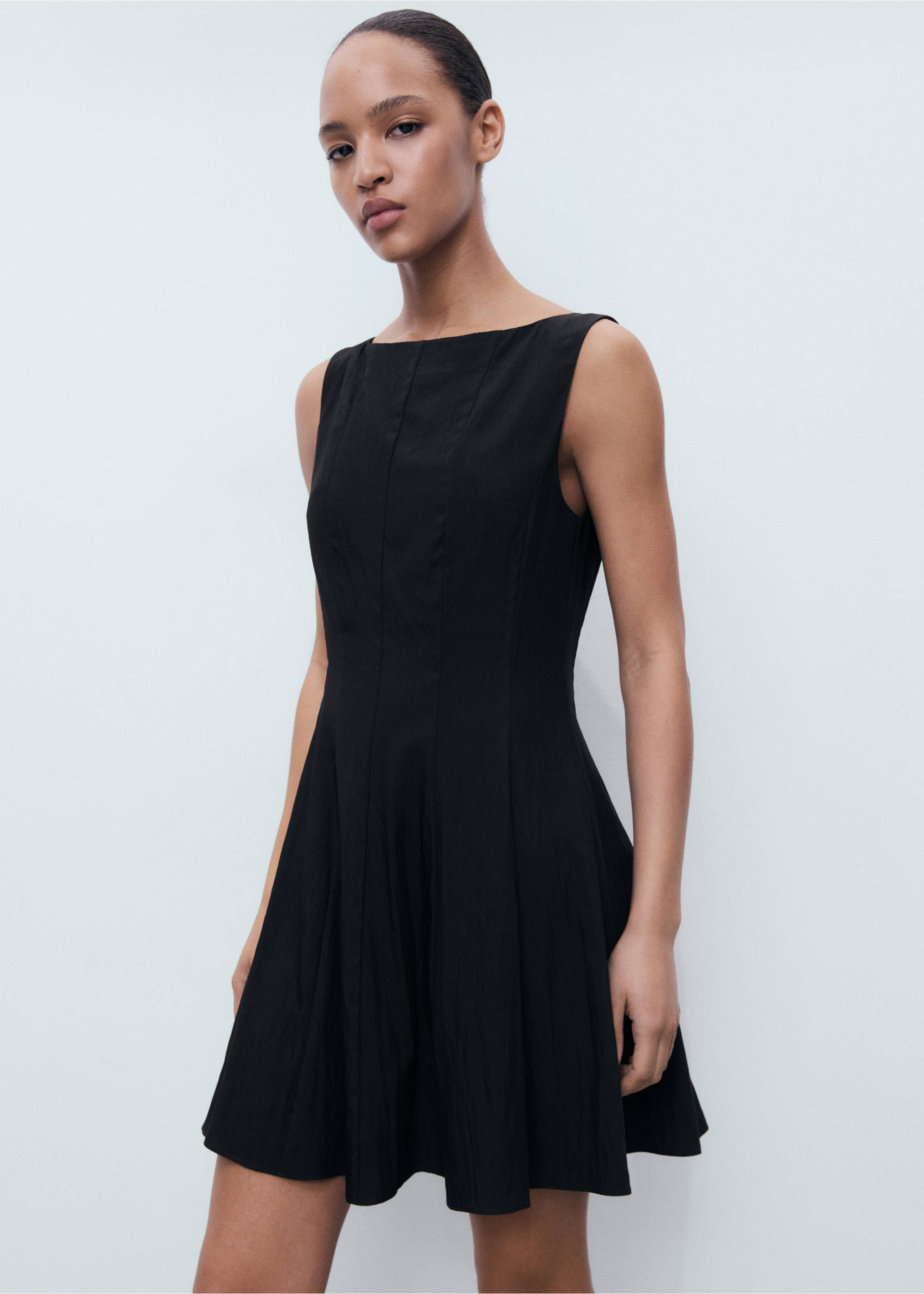 Boat-neck dress with pleats - Medium plane, Black. Ref: 17061169-00.