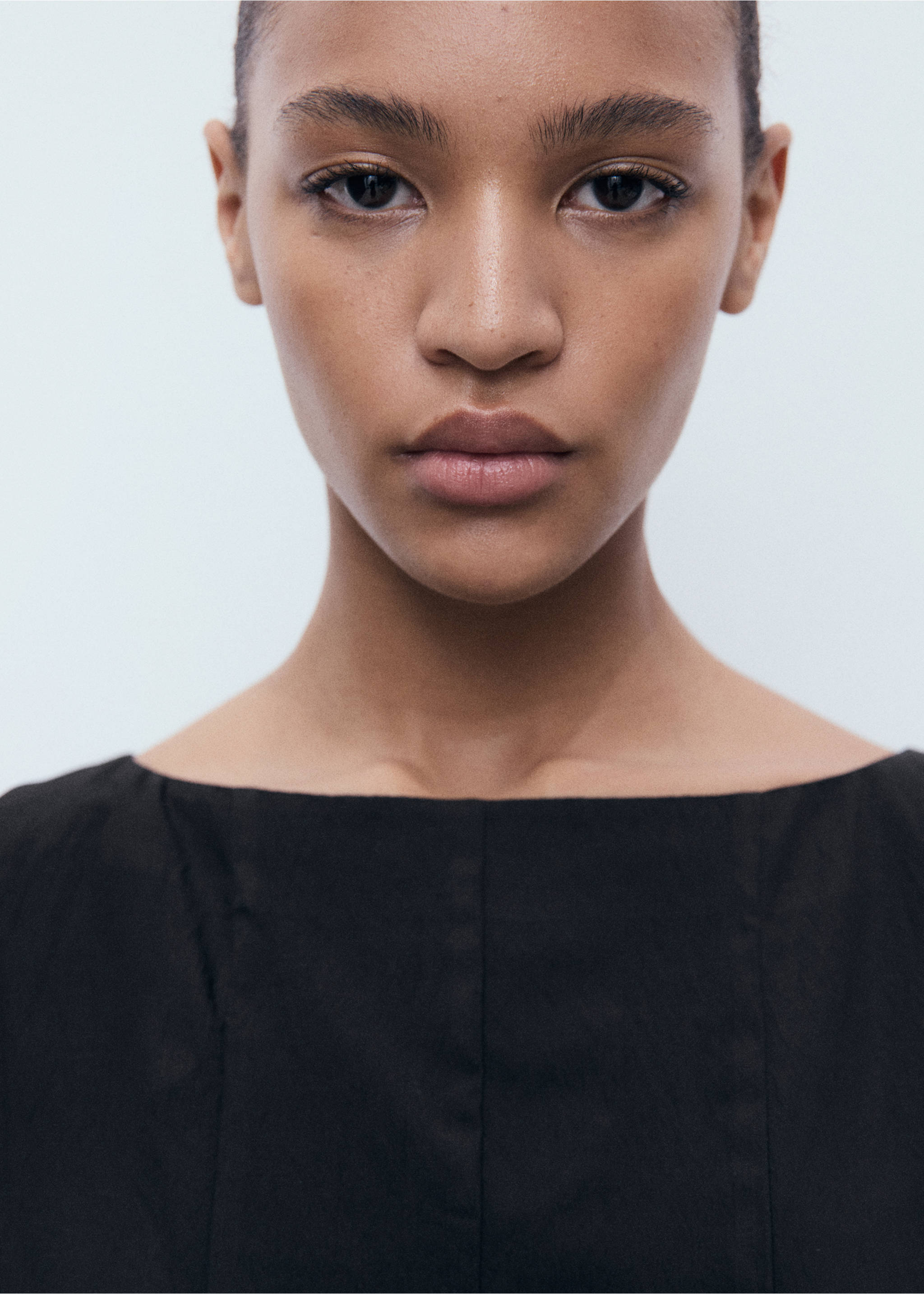 Boat-neck dress with pleats - Details of the article 1, Black. Ref: 17061169-00.