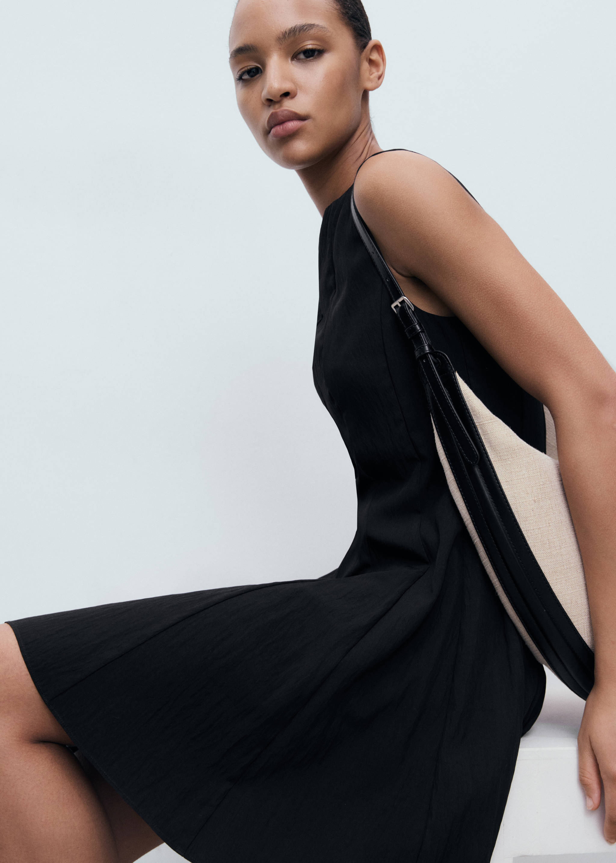 Boat-neck dress with pleats - Details of the article 2
