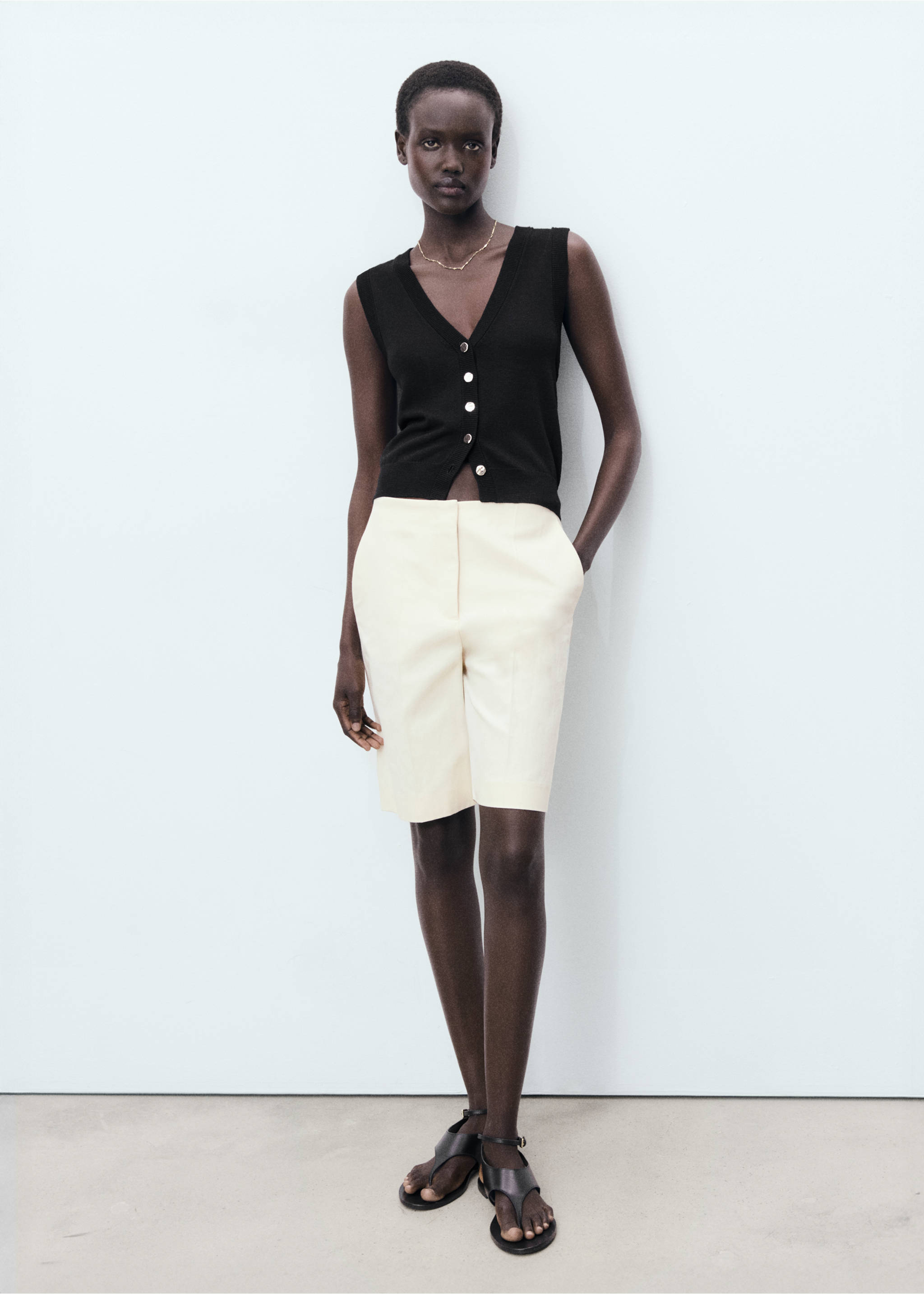 Fine-knit waistcoat with buttons - General plane, Black. Ref: 17061186-00.