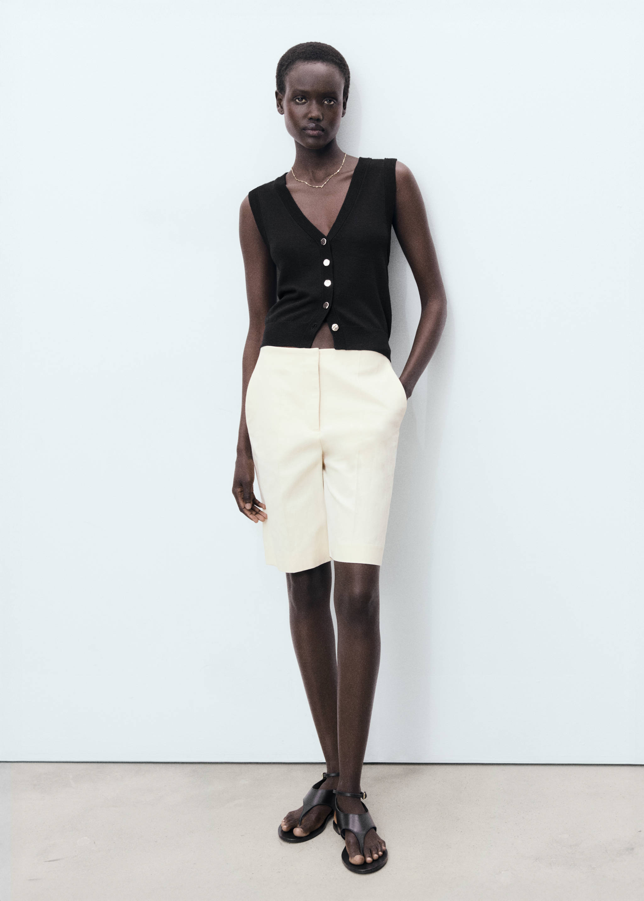 Fine-knit waistcoat with buttons - General plane