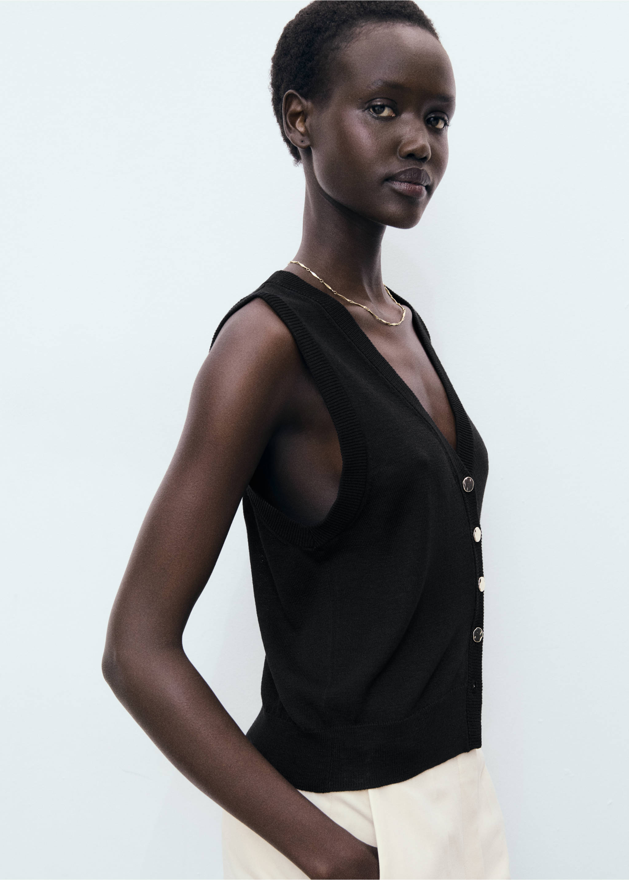 Fine-knit waistcoat with buttons - Medium plane, Black. Ref: 17061186-00.