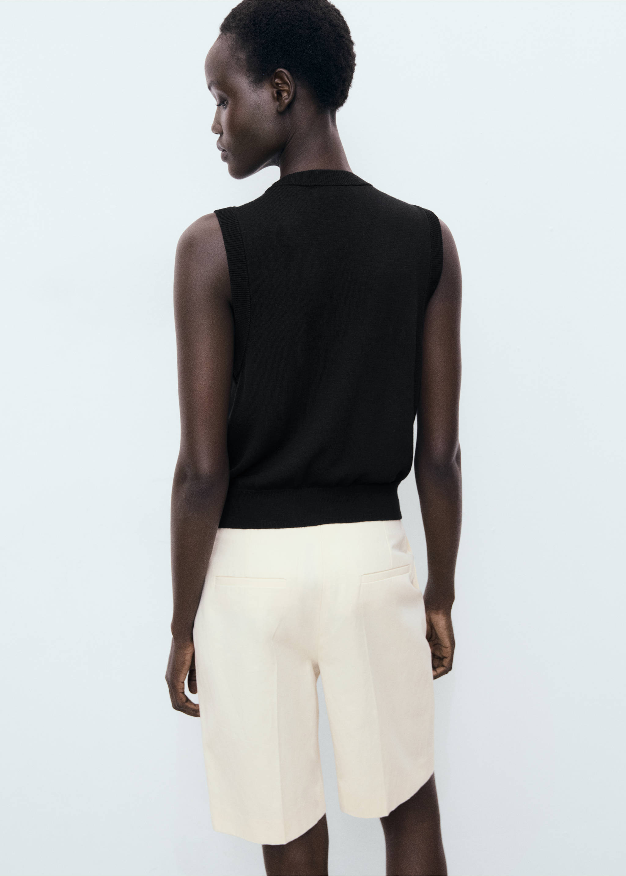 Fine-knit waistcoat with buttons - Reverse of the article, Black. Ref: 17061186-00.