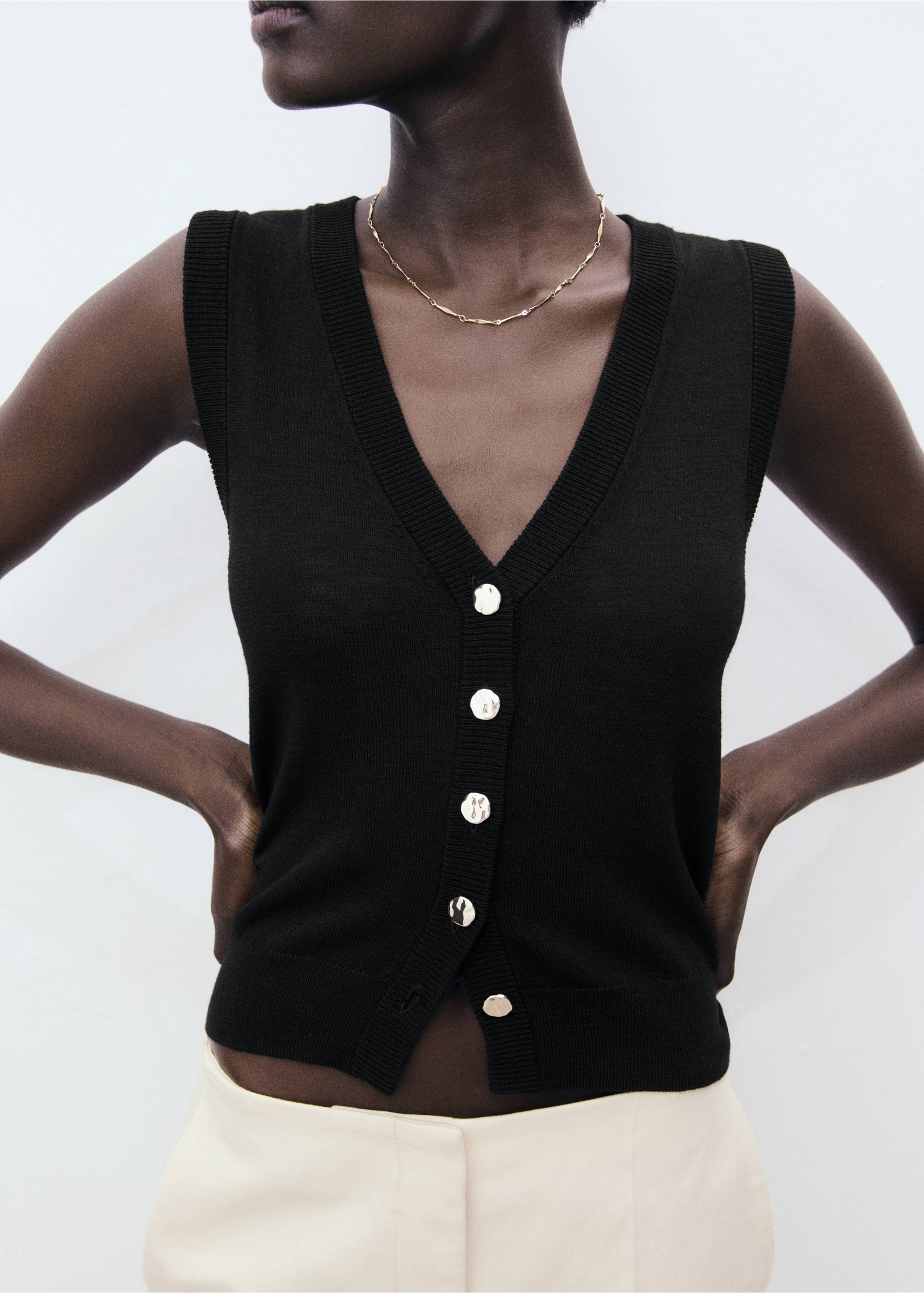 Fine-knit waistcoat with buttons - Details of the article 1, Black. Ref: 17061186-00.