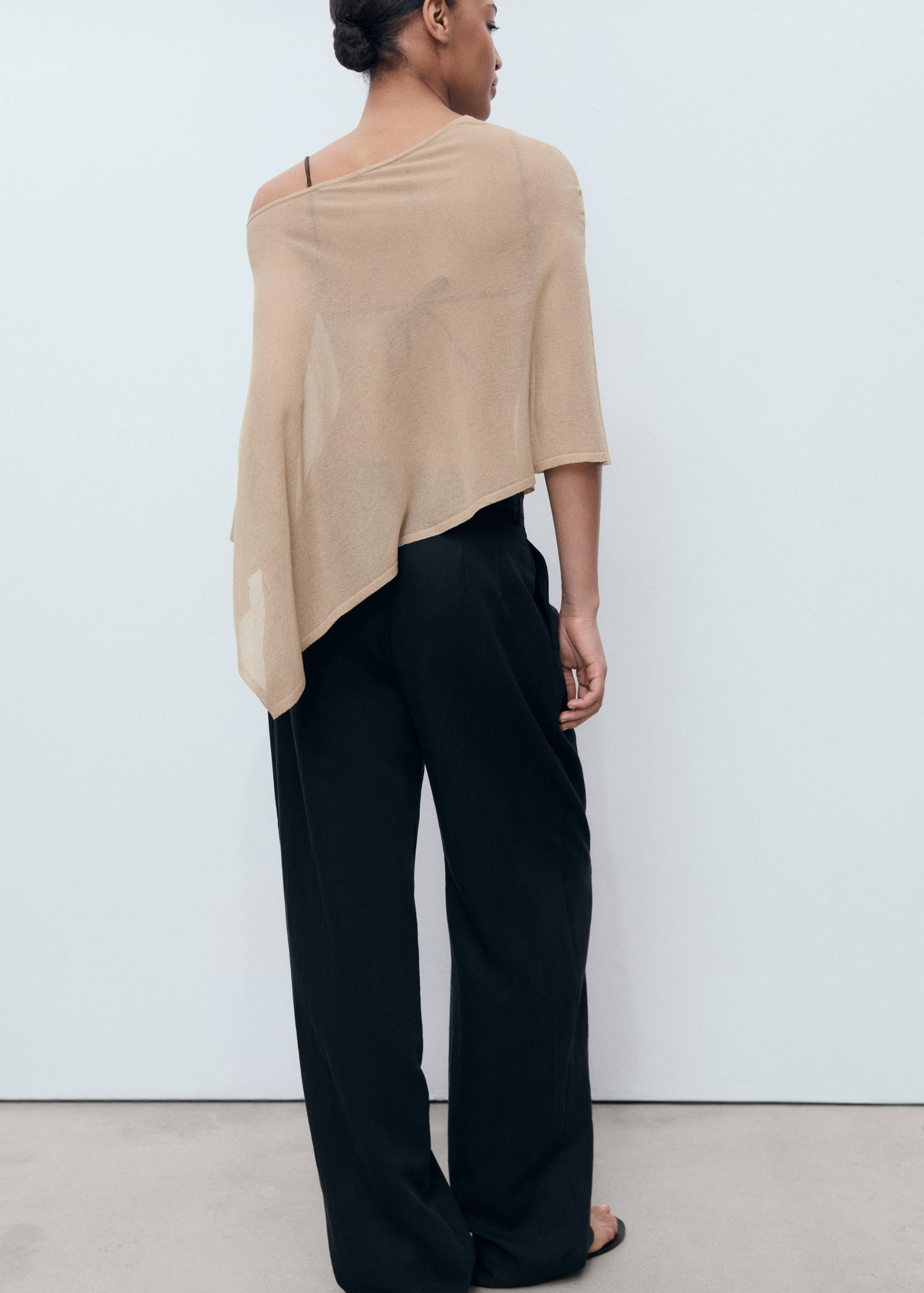 Asymmetrical knitted cape - Reverse of the article