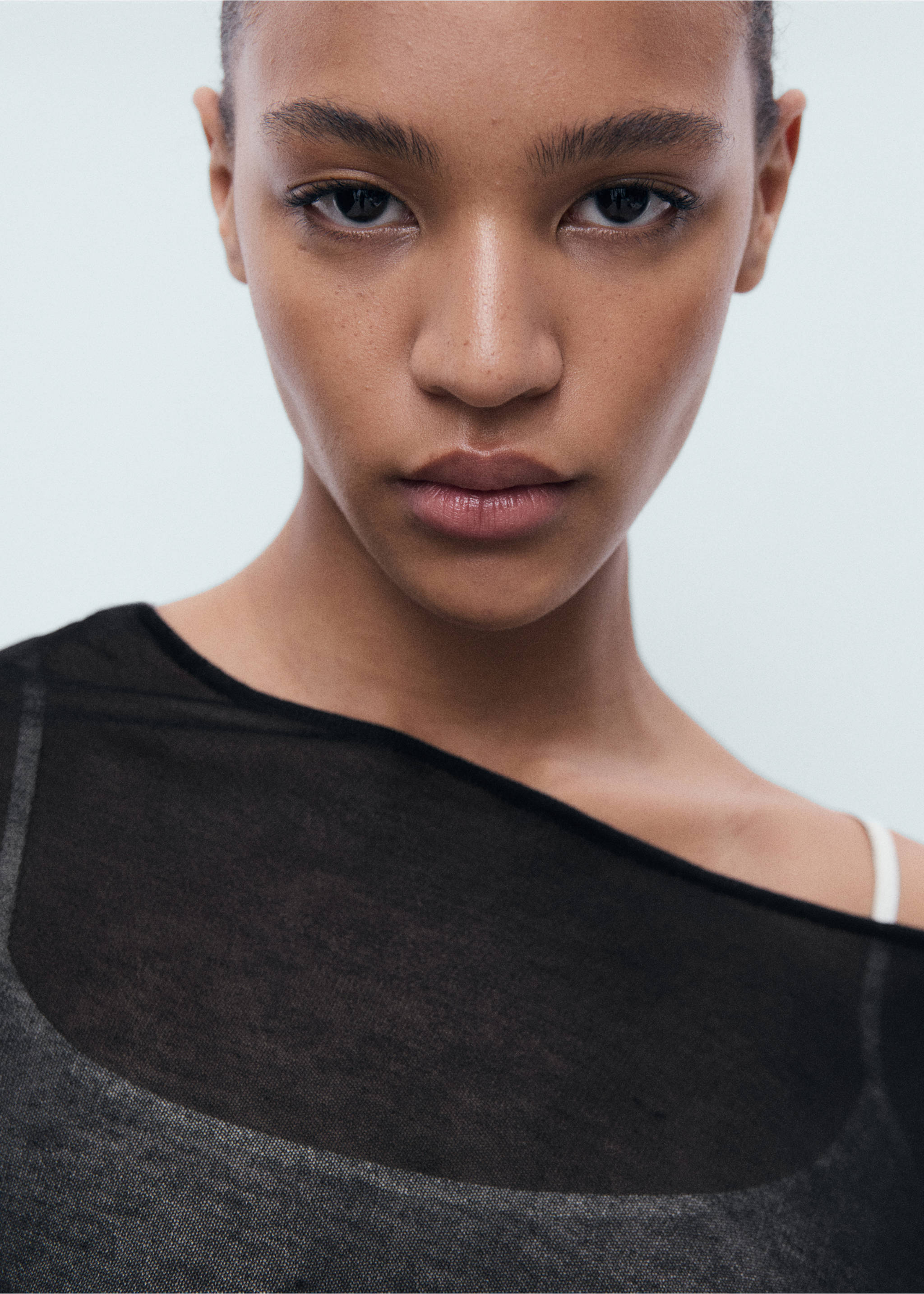 Asymmetrical knitted cape - Details of the article 1, Black. Ref: 17061188-00.