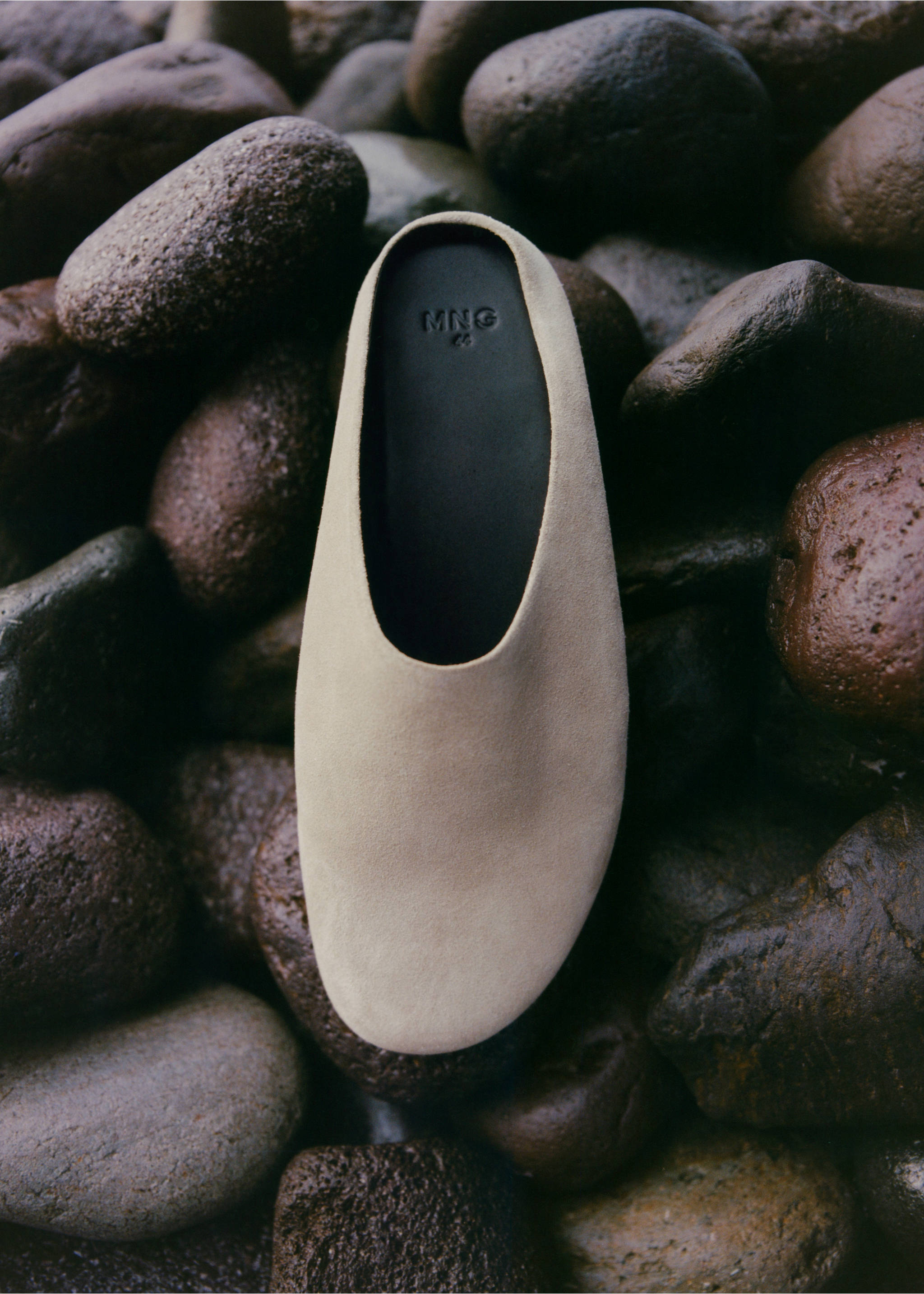 Suede leather clogs - Details of the article 5, Sand. Ref: 17061193-00.