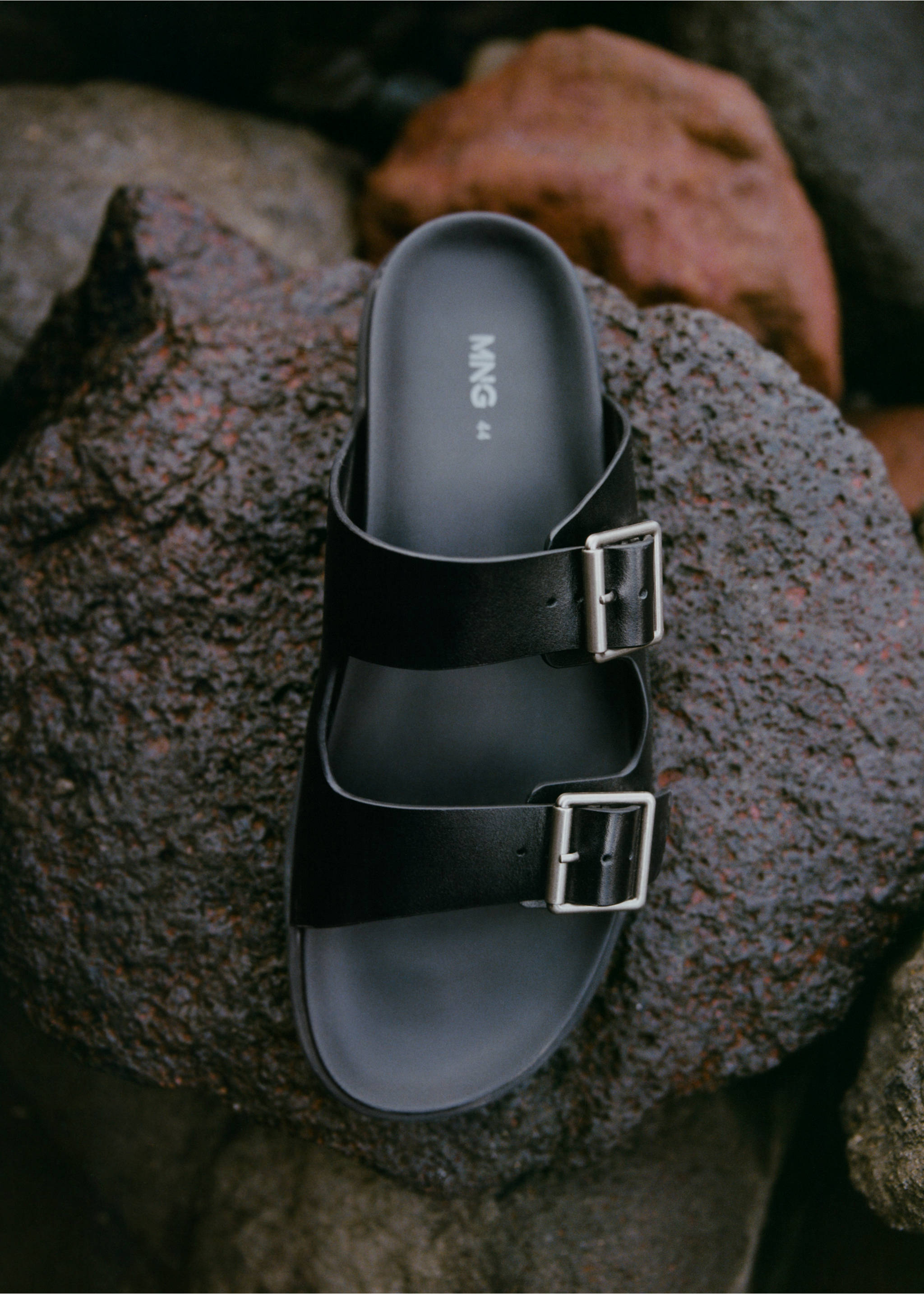 Buckles leather sandal - General plane, Black. Ref: 17061200-00.