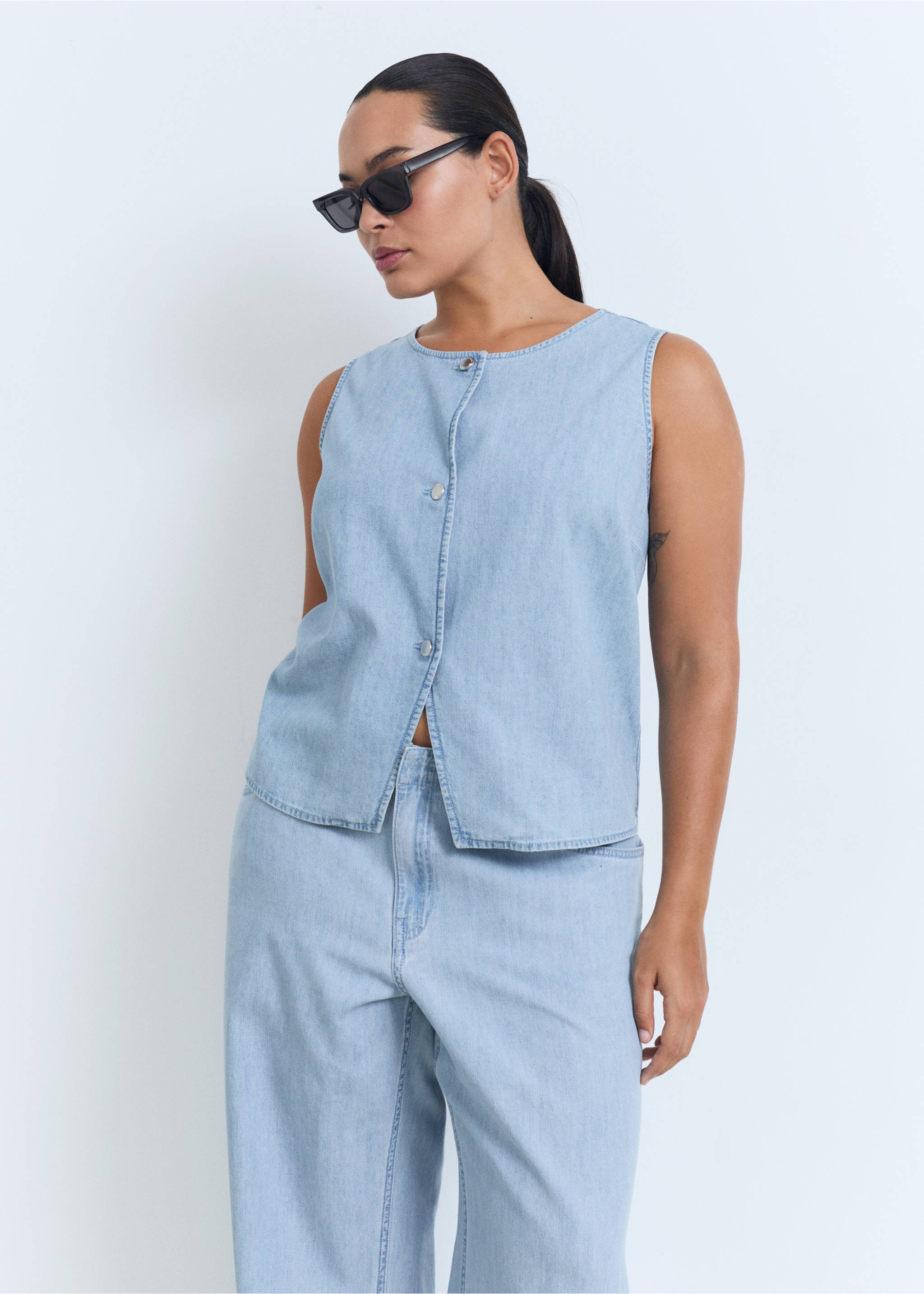 Mid-rise wide leg denim trousers - Details of the article 5, Light Blue. Ref: 17061205-00.