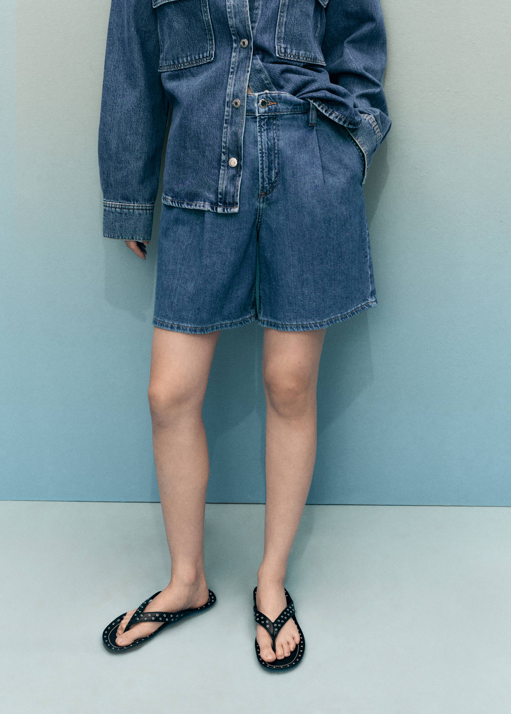 Mid-rise denim bermuda shorts with pleats - Medium plane