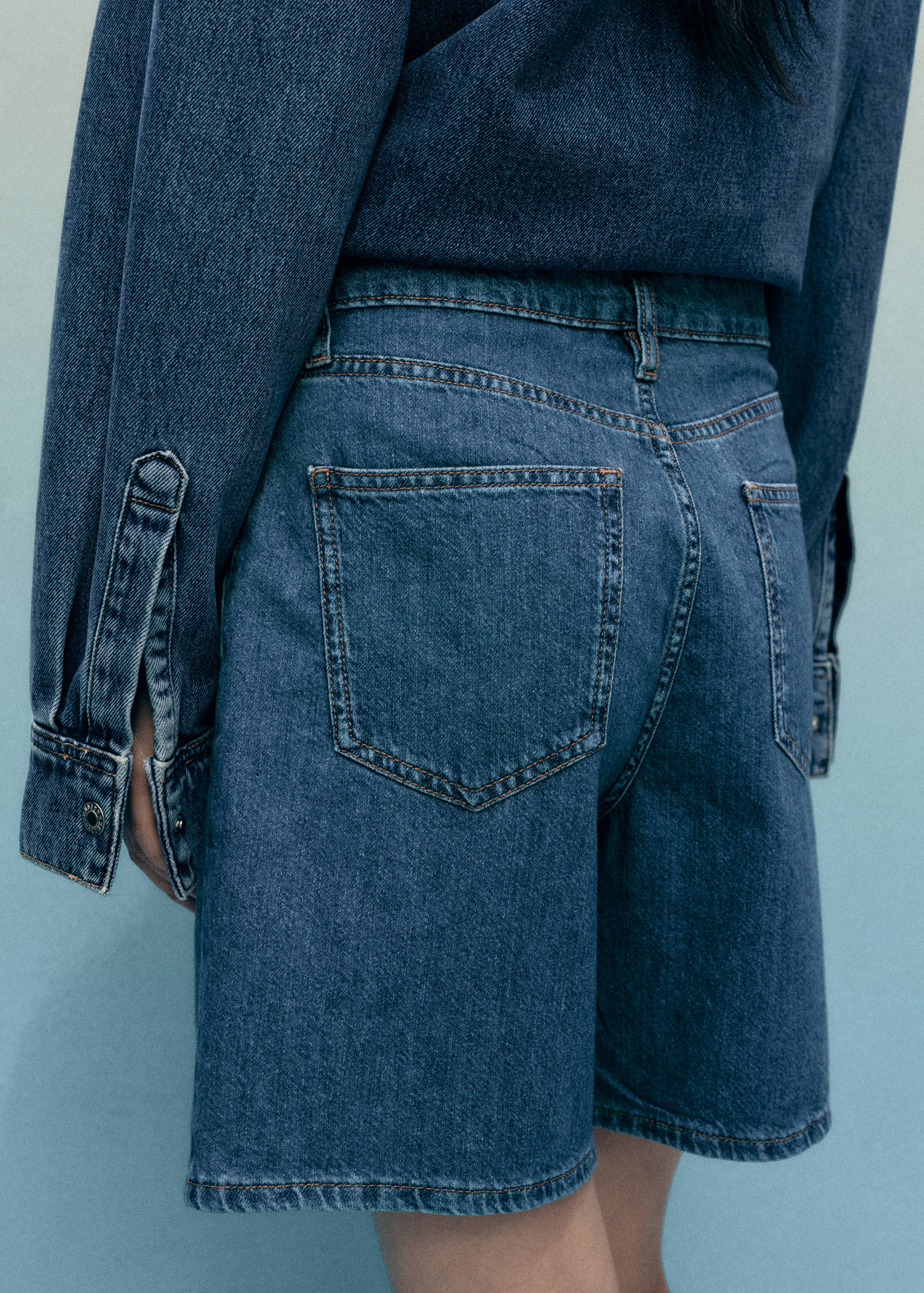 Mid-rise denim bermuda shorts with pleats - Reverse of the article