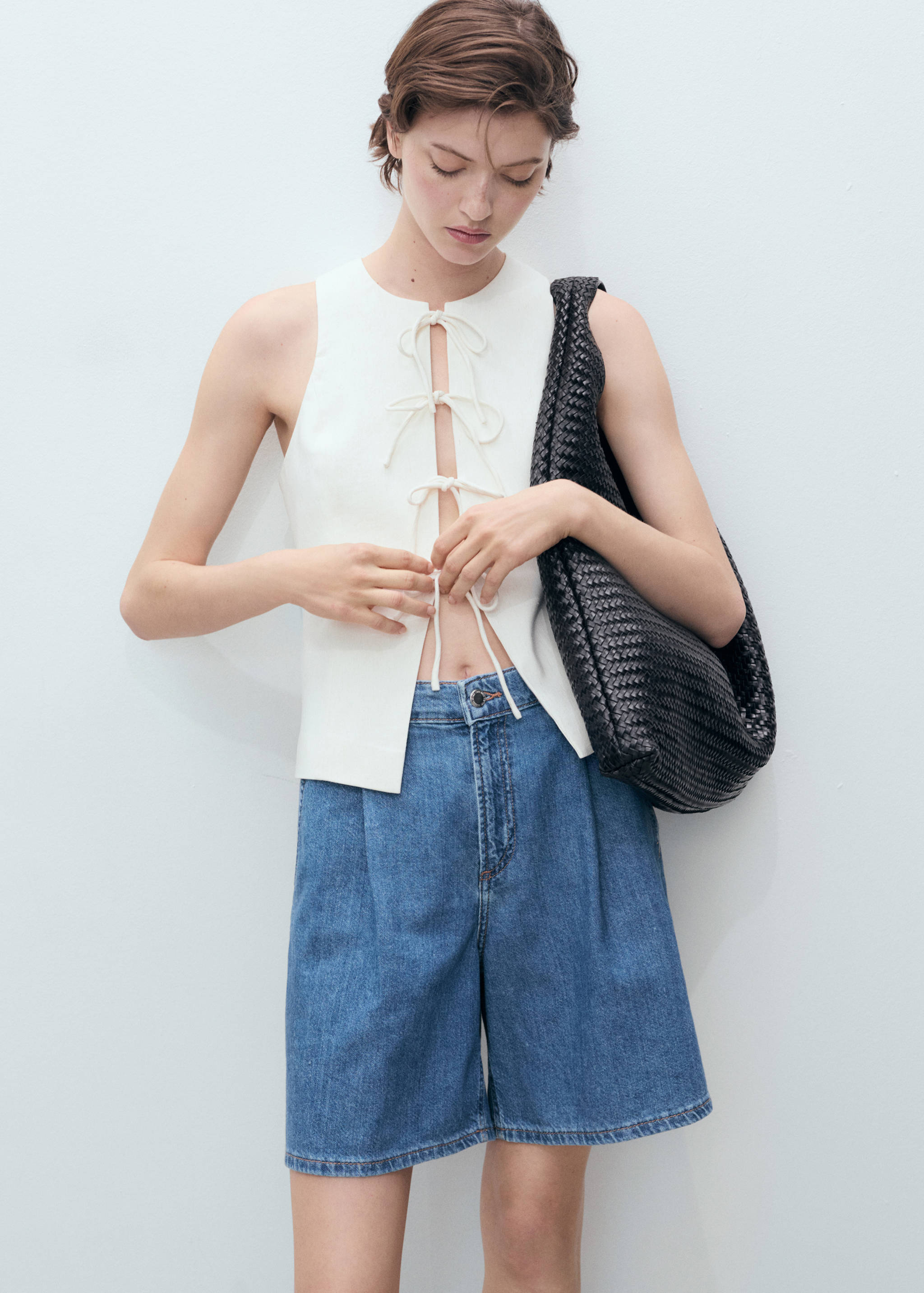 Mid-rise denim bermuda shorts with pleats - Details of the article 2