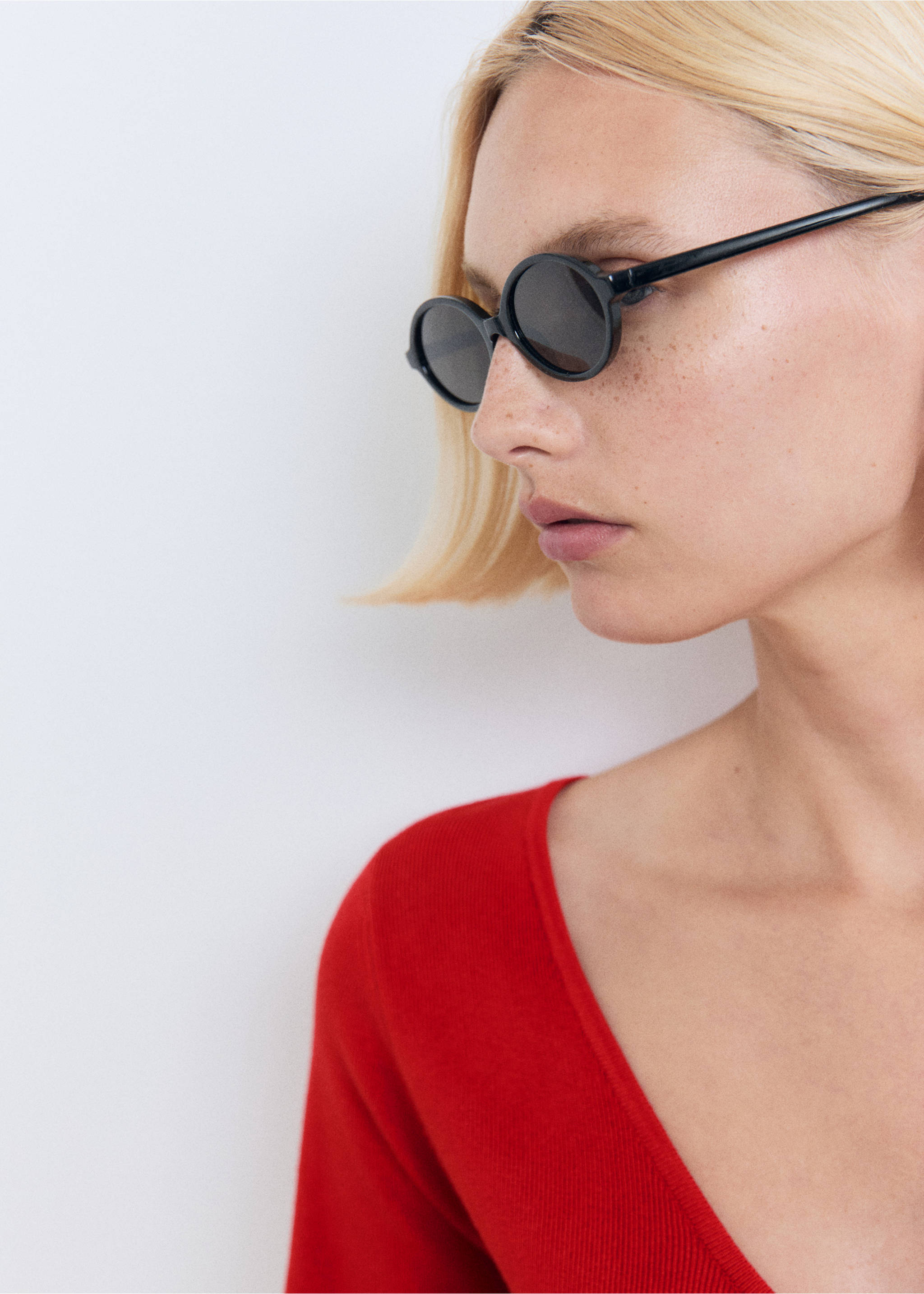 Knitted dress with bow neckline - Details of the article 1, Red. Ref: 17061217-00.
