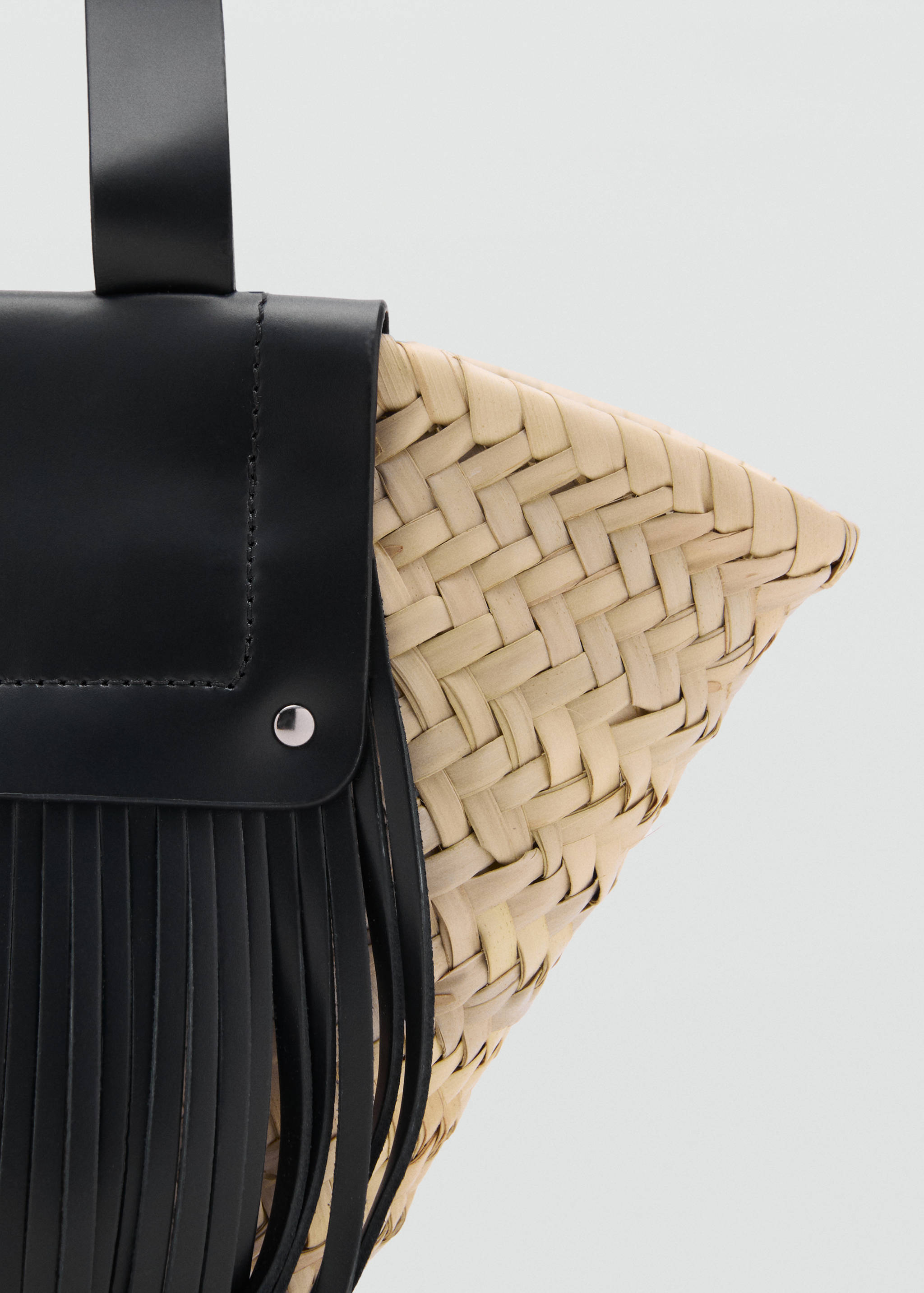 Small natural fibre basket with leather fringes - Details of the article 1