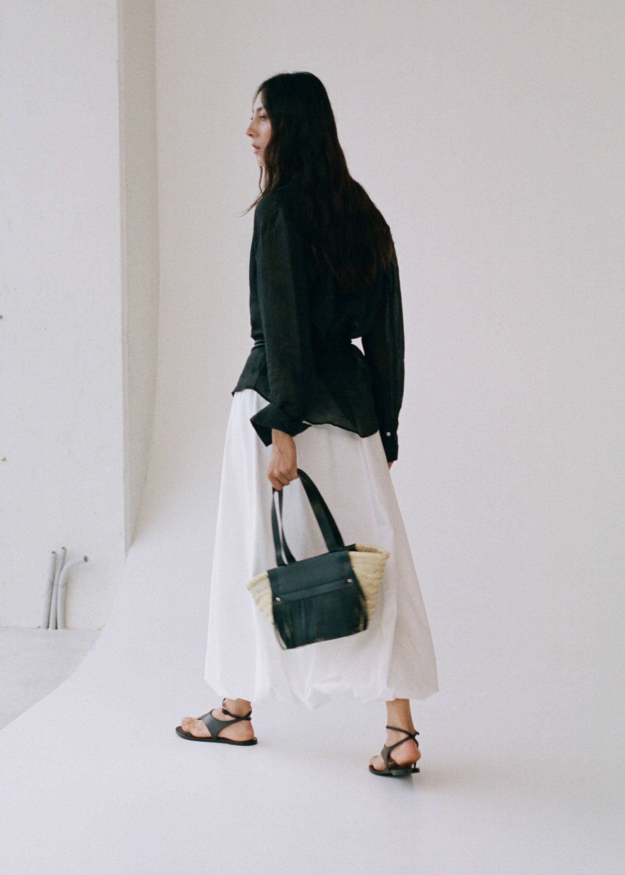 Small natural fibre basket with leather fringes - Details of the article 9, Black. Ref: 17061240-00.