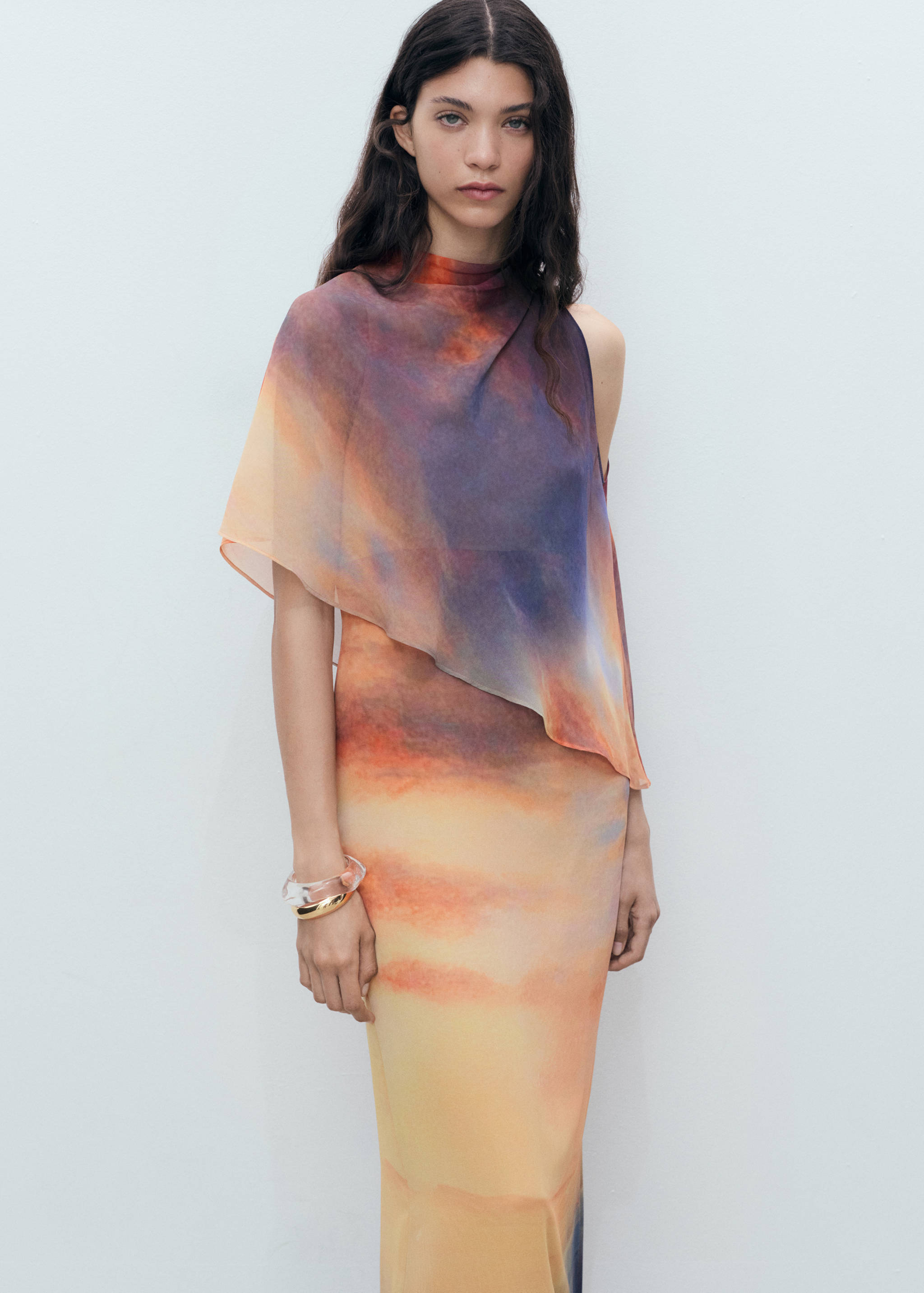 Gemustertes Kleid mit asymmetrischem Cape - Mittlere Ansicht