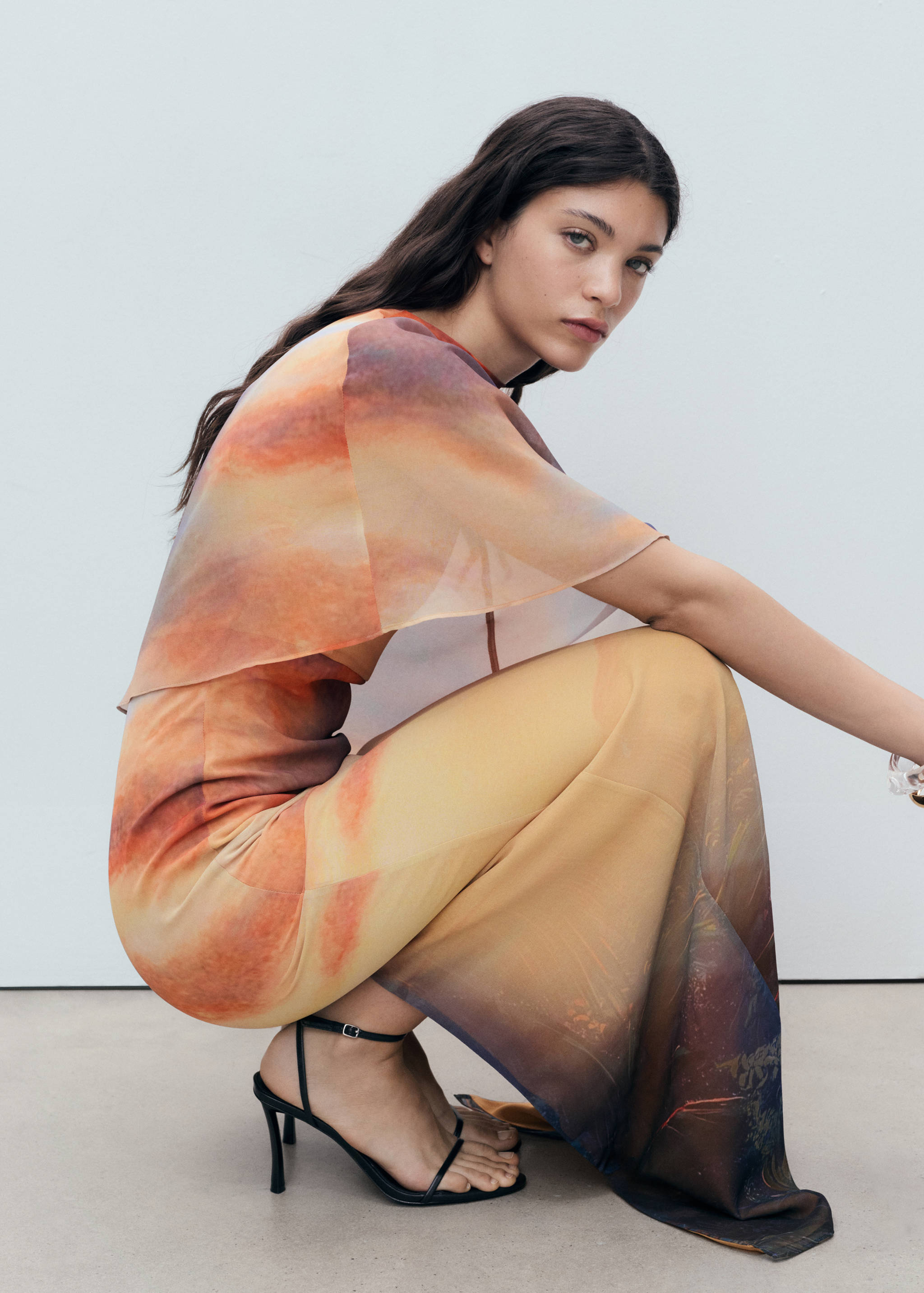 Gemustertes Kleid mit asymmetrischem Cape - Detail des Artikels 2