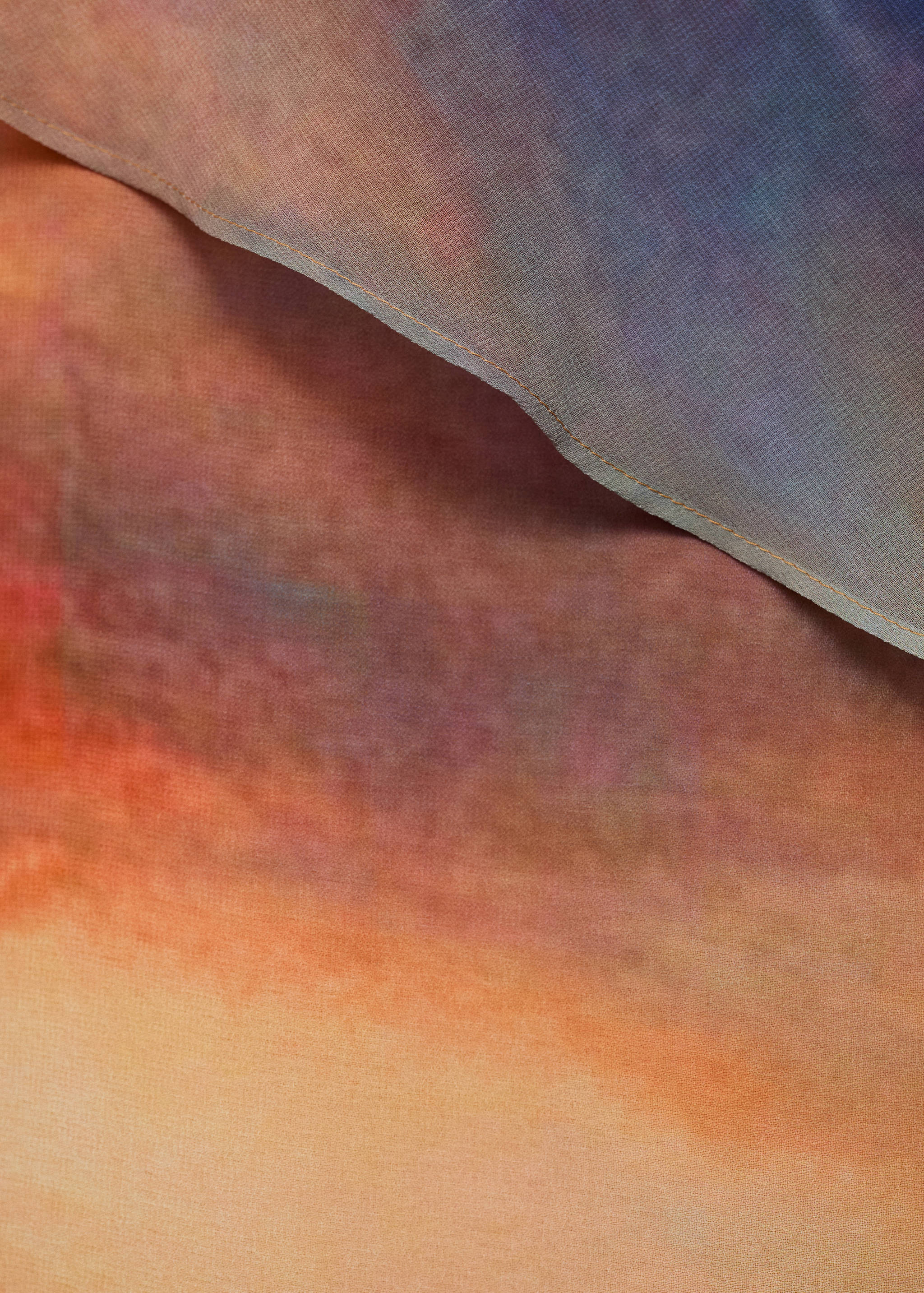 Gemustertes Kleid mit asymmetrischem Cape - Detail des Artikels 0