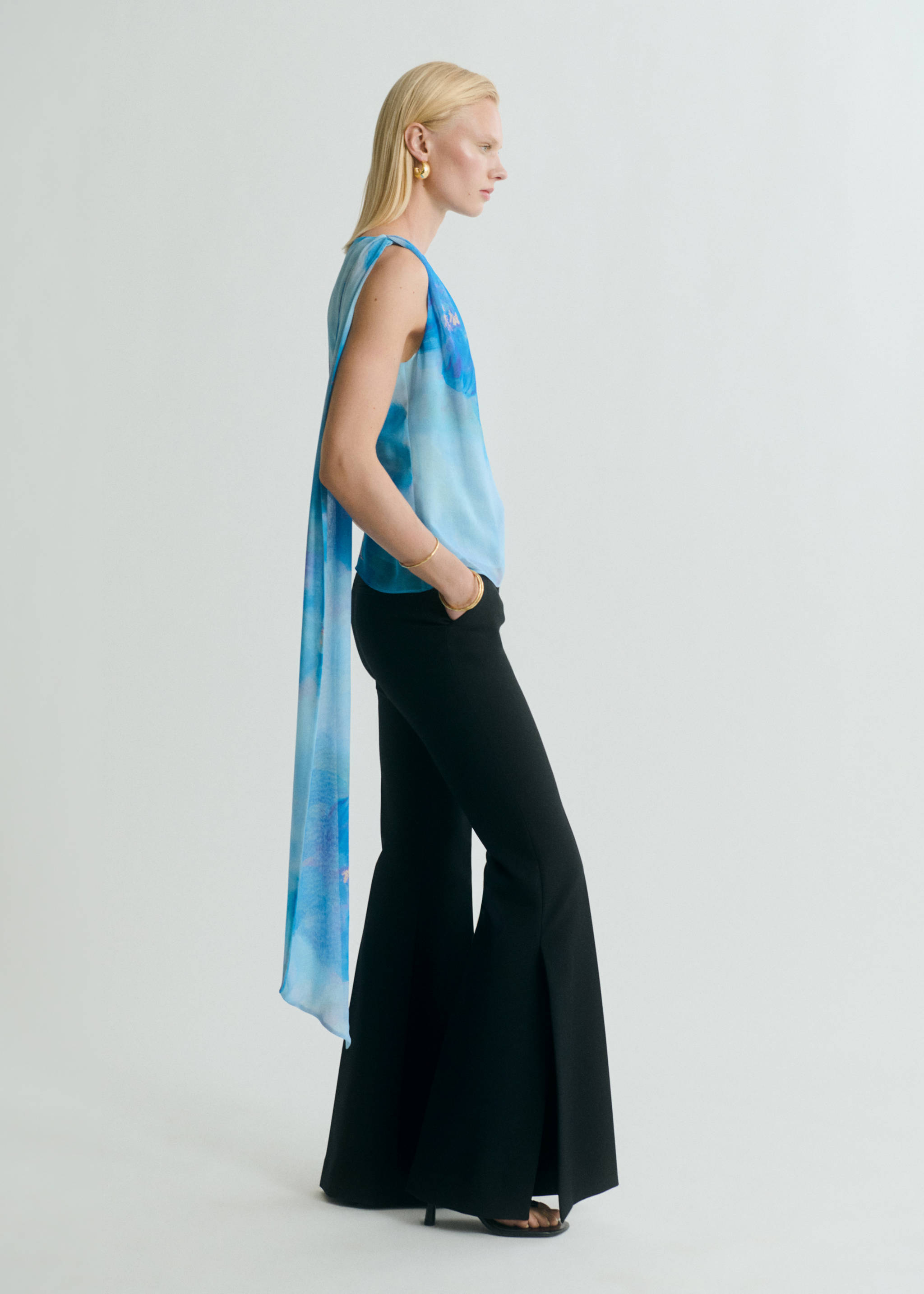 Floral tie blouse - General plane