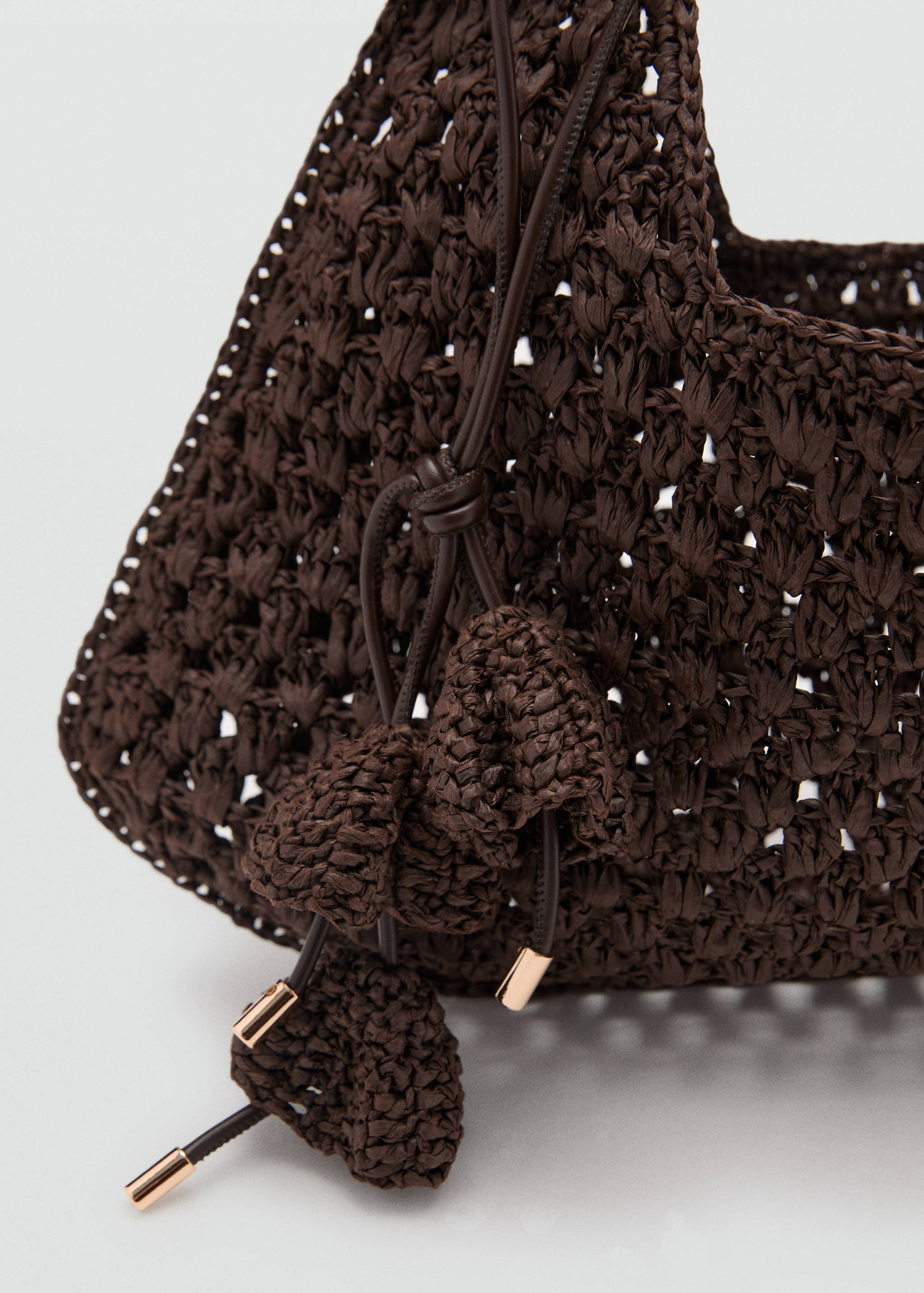 Natural fibre shoulder bag with flower charm - Details of the article 1