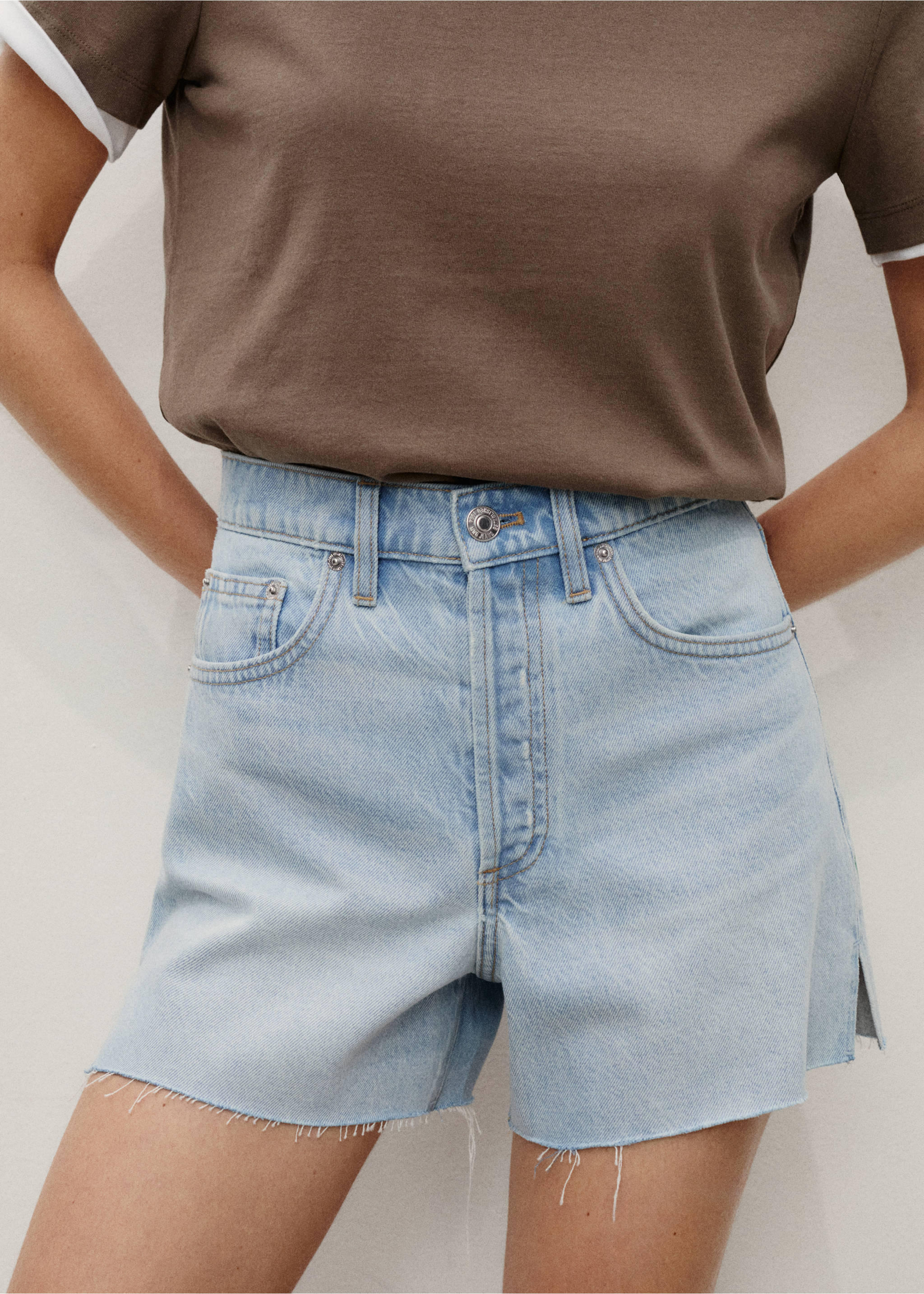 Jeansshorts mit ausgefranstem Saum - Mittlere Ansicht, Hellblau. Ref: 17061515-00.