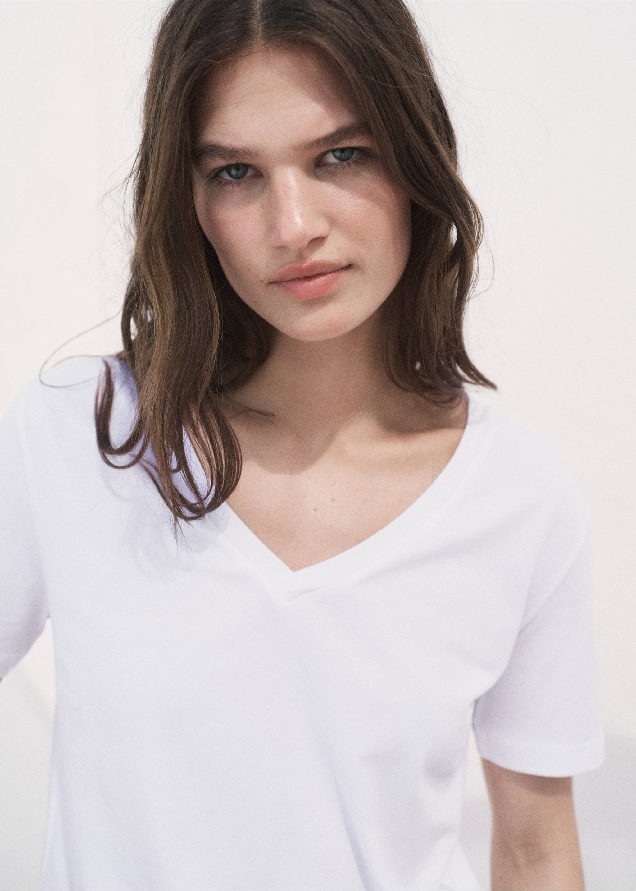 V-neck cotton T-shirt - Details of the article 1, White. Ref: 17061516-00.