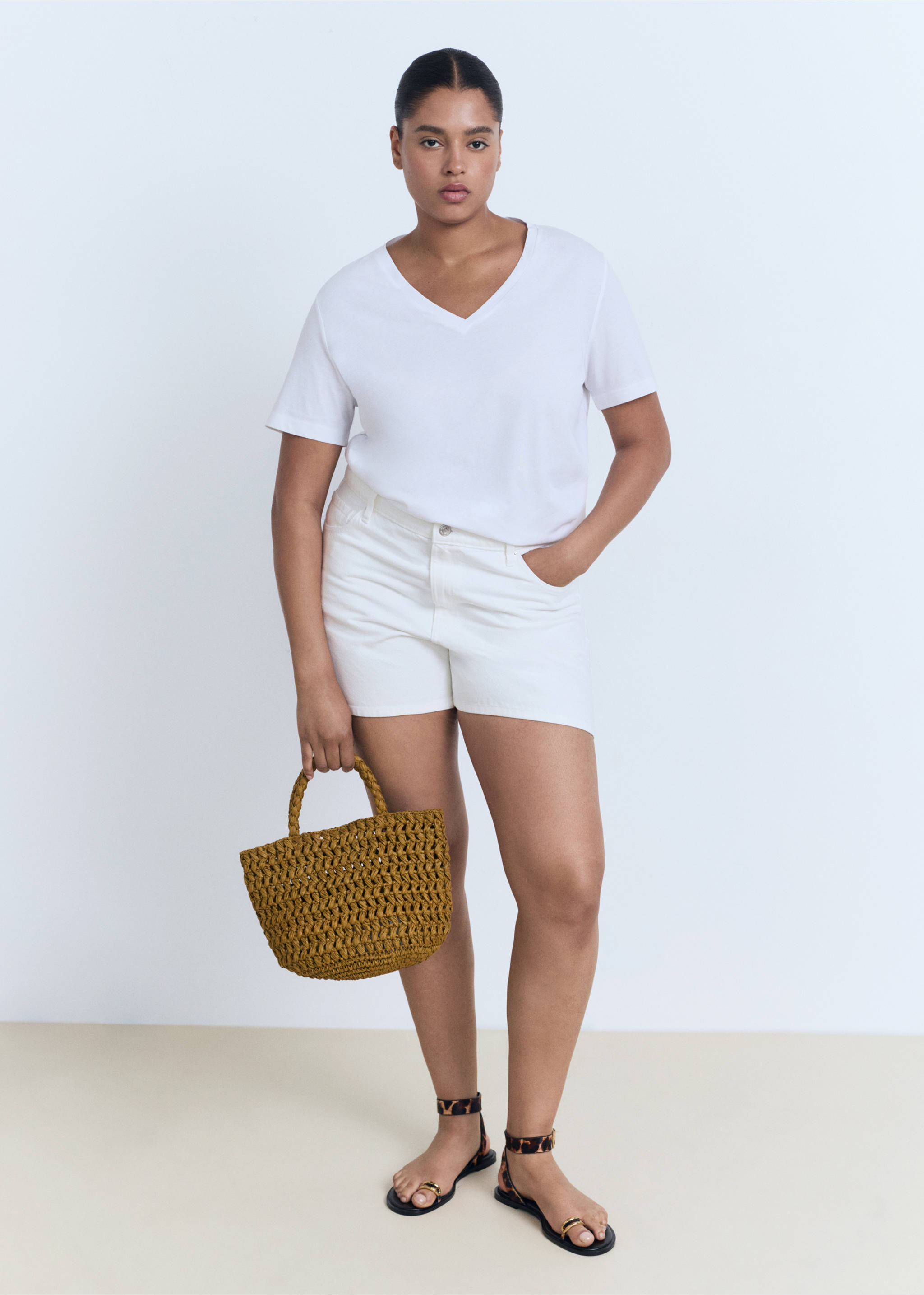 V-neck cotton T-shirt - Details of the article 3, White. Ref: 17061516-00.