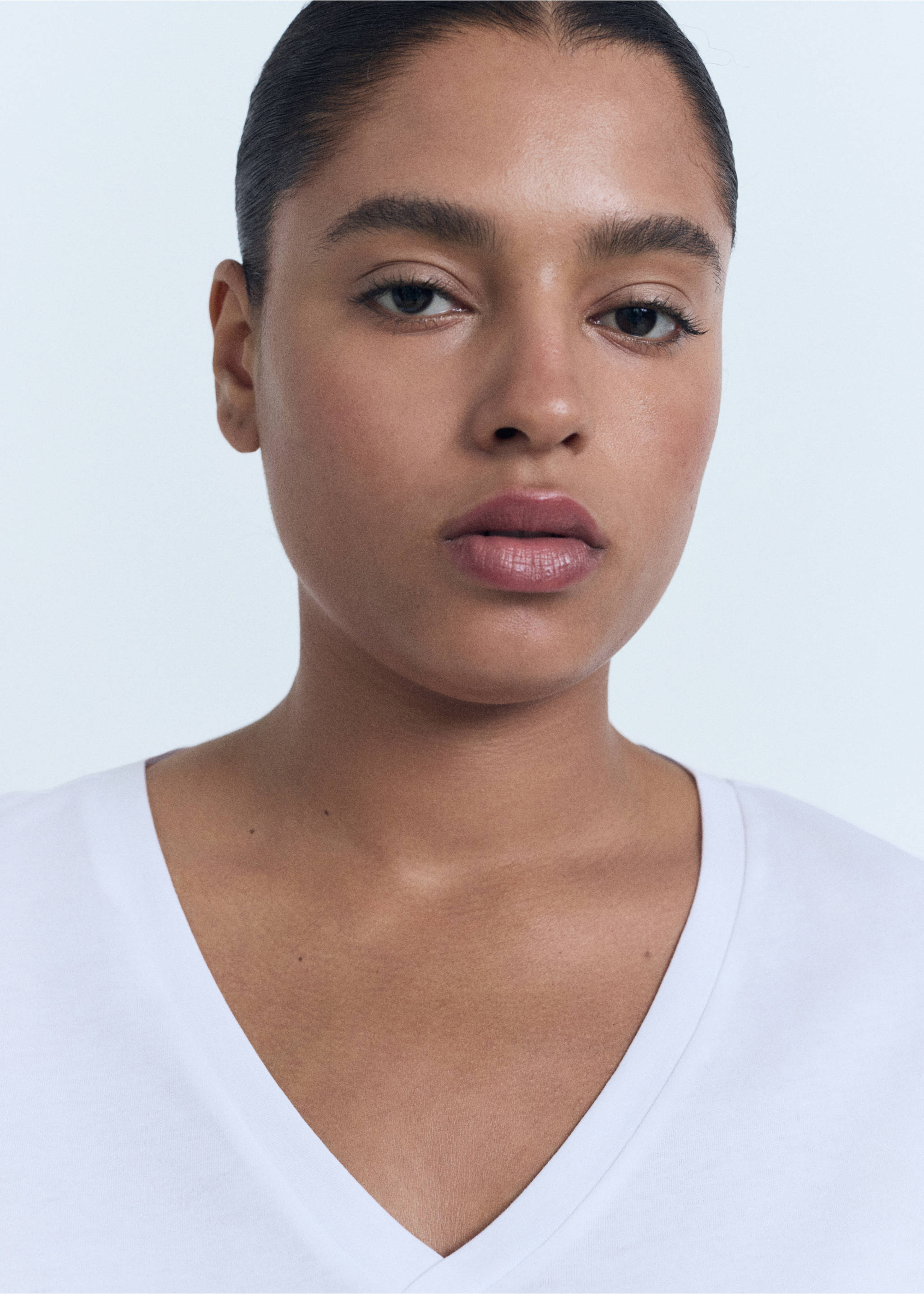 V-neck cotton T-shirt - Details of the article 4, White. Ref: 17061516-00.