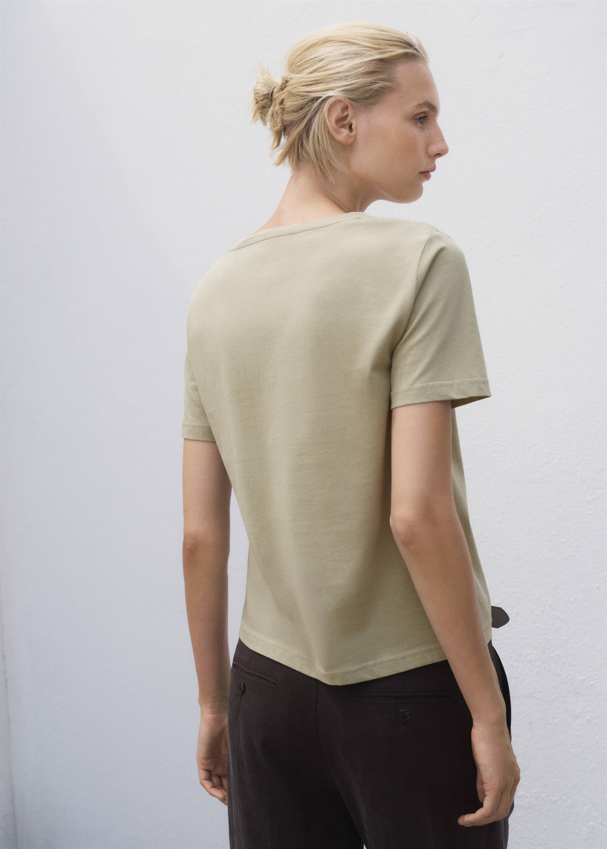 V-neck cotton T-shirt - Reverse of the article