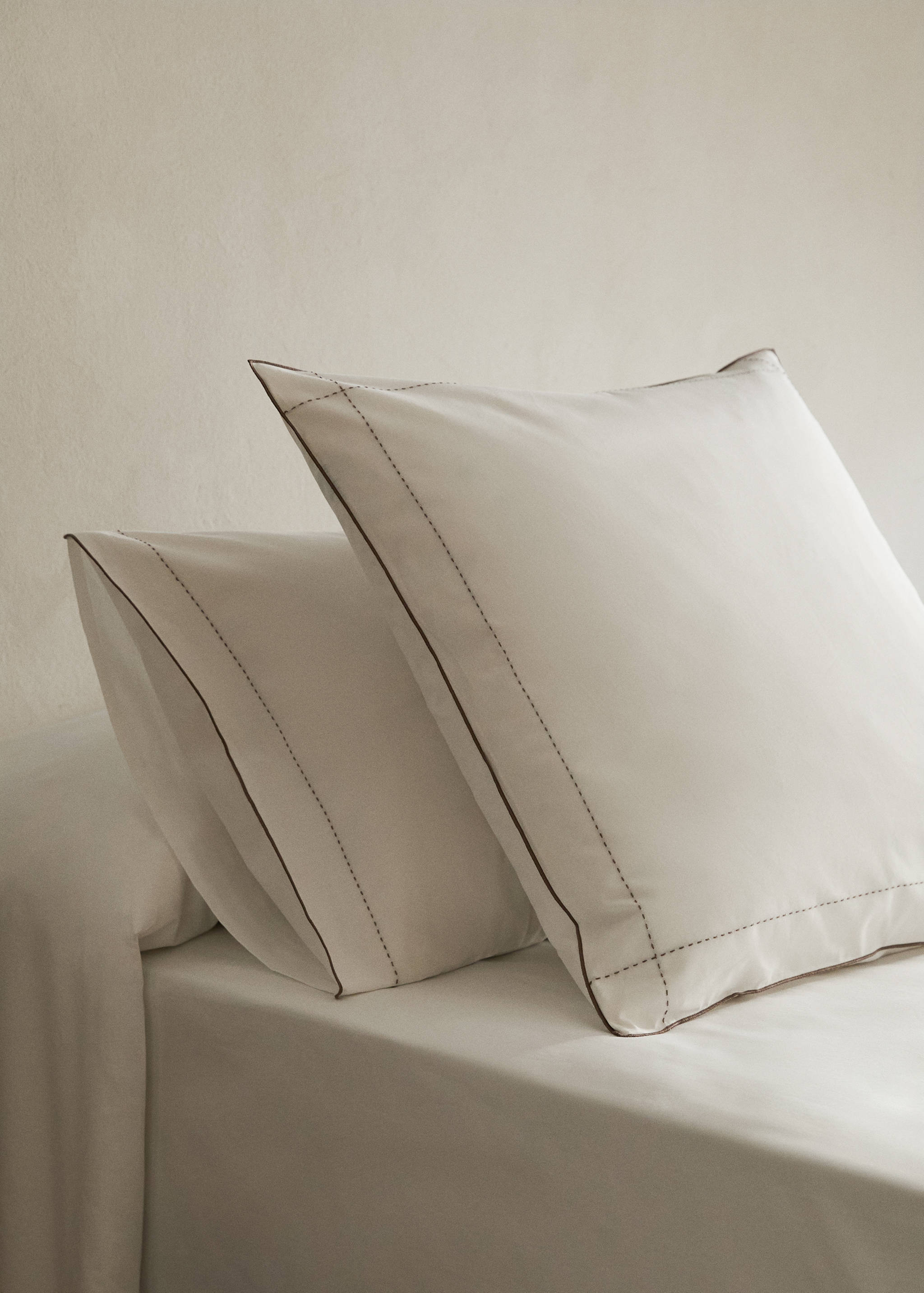 Two 200-thread count percale cotton pillowcases 60x60 cm - General plane