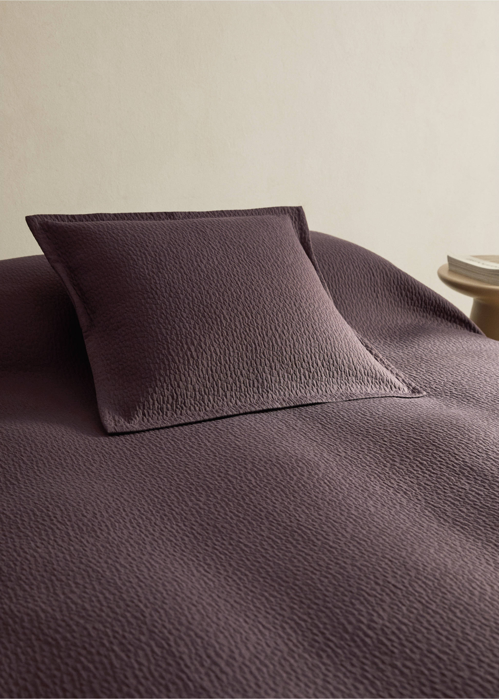Garment-dyed textured cotton bedspread for 180/200 cm bed - Details of the article 7, Blackberry. Ref: 17061557-00.