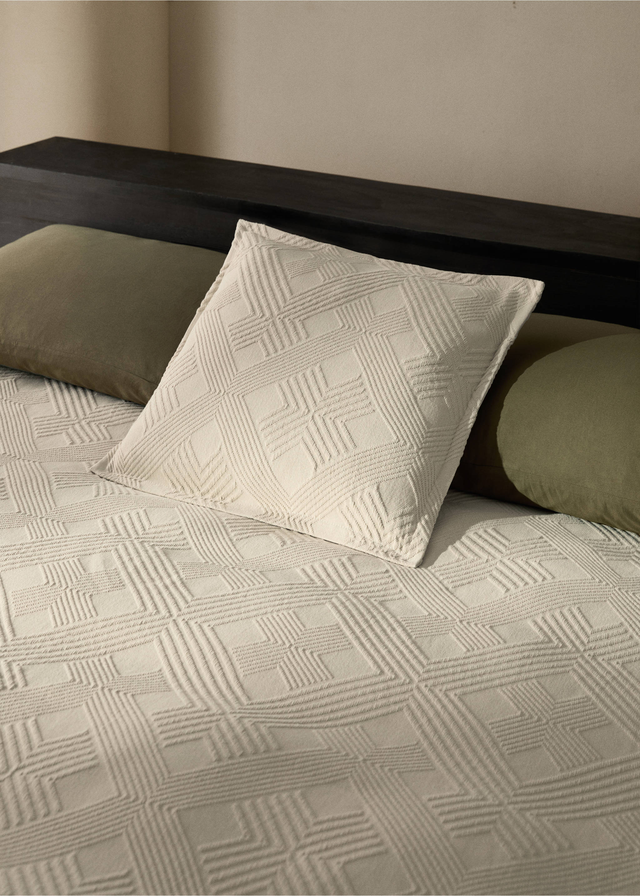 Cotton jacquard bedspread for 180/200 cm bed - Details of the article 7, Sand. Ref: 17061560-00.