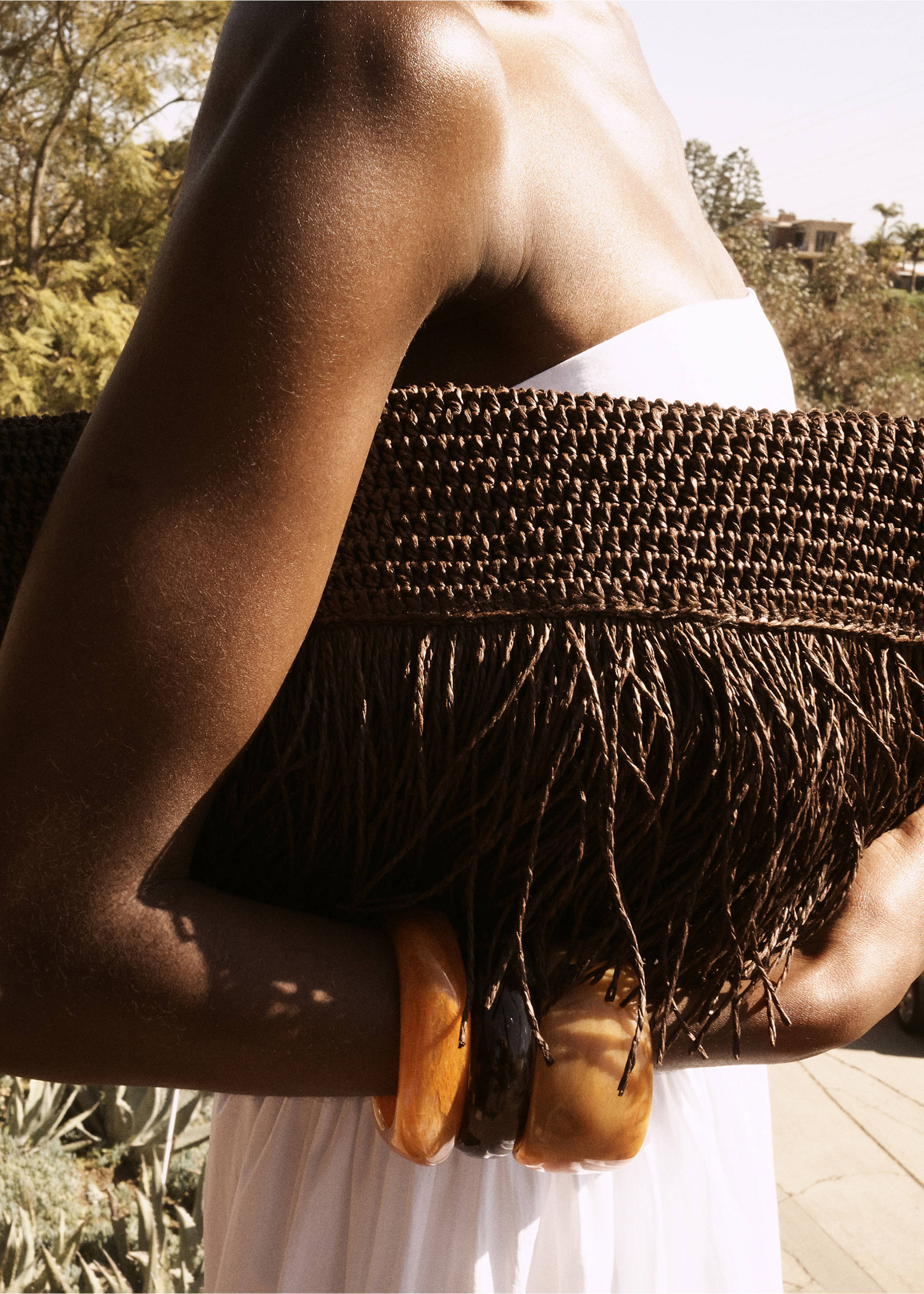 Natural fibre handbag with fringes - Details of the article 9, Chocolate. Ref: 17062917-00.