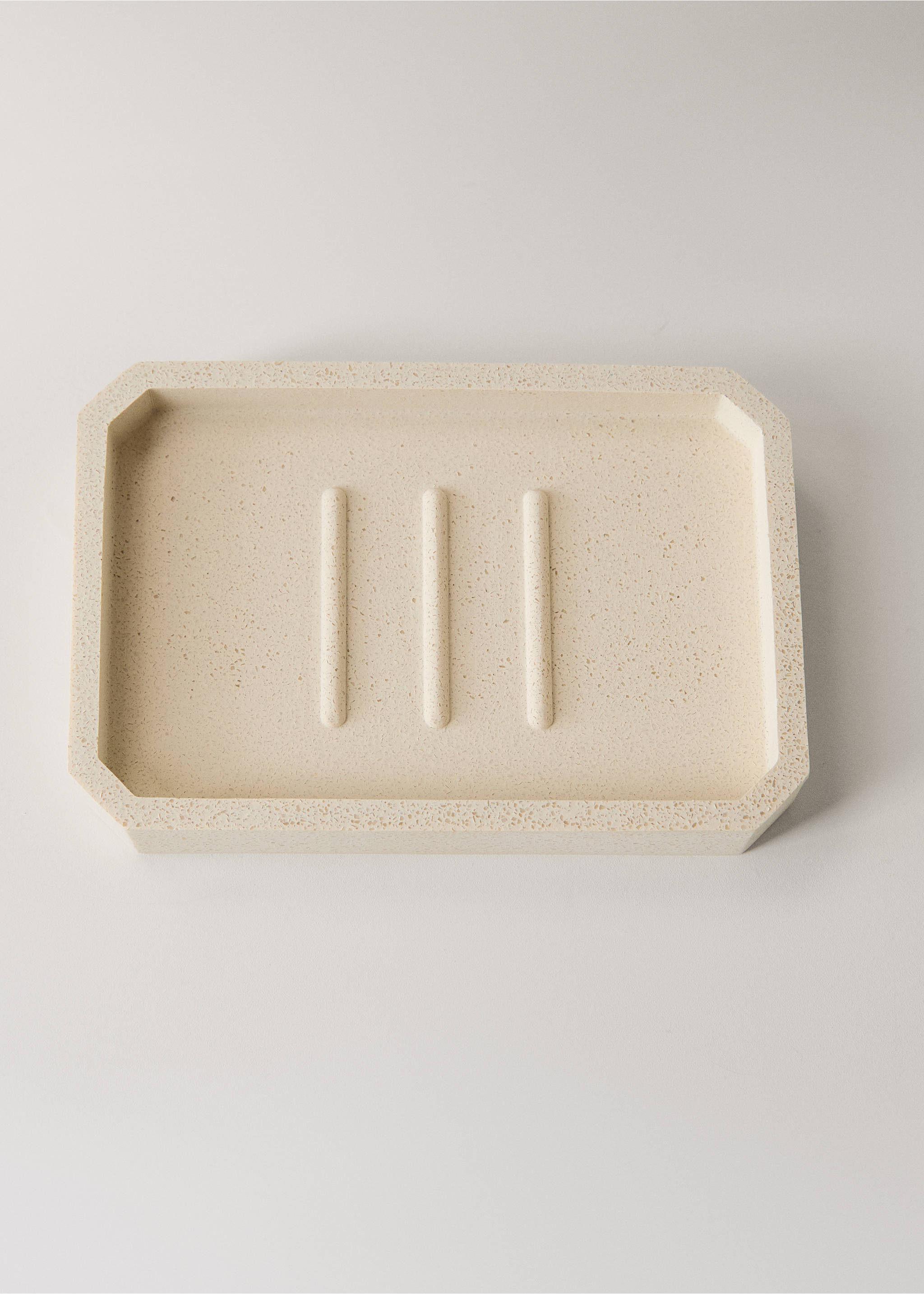 Speckled beige rectangular soap dish with drainage ridges., Sand. Ref: 17062919-00.